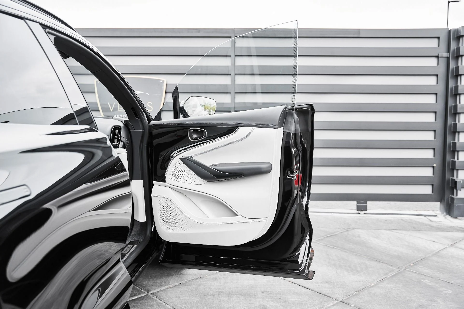 mph018_1238932286_Used_2025_Aston_Martin_DBX_707_1775007957_a2facbf32c