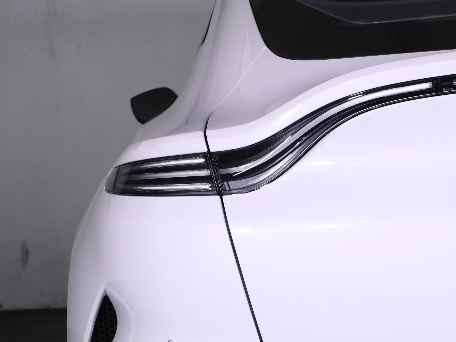 mph018_1259632368_New_2025_Aston_Martin_DBX_707_1758482627_ee586d0fb0