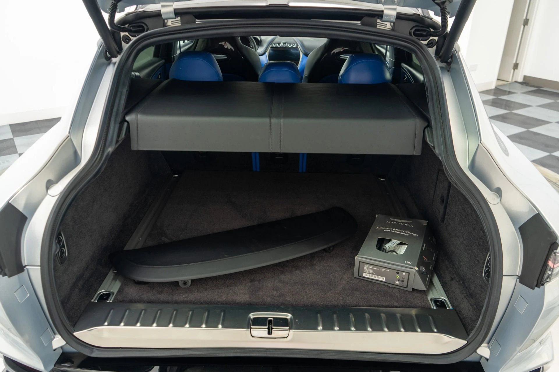 mph018_1262015788_Used_2023_Aston_Martin_DBX_707_1782508866_2e66ee8993