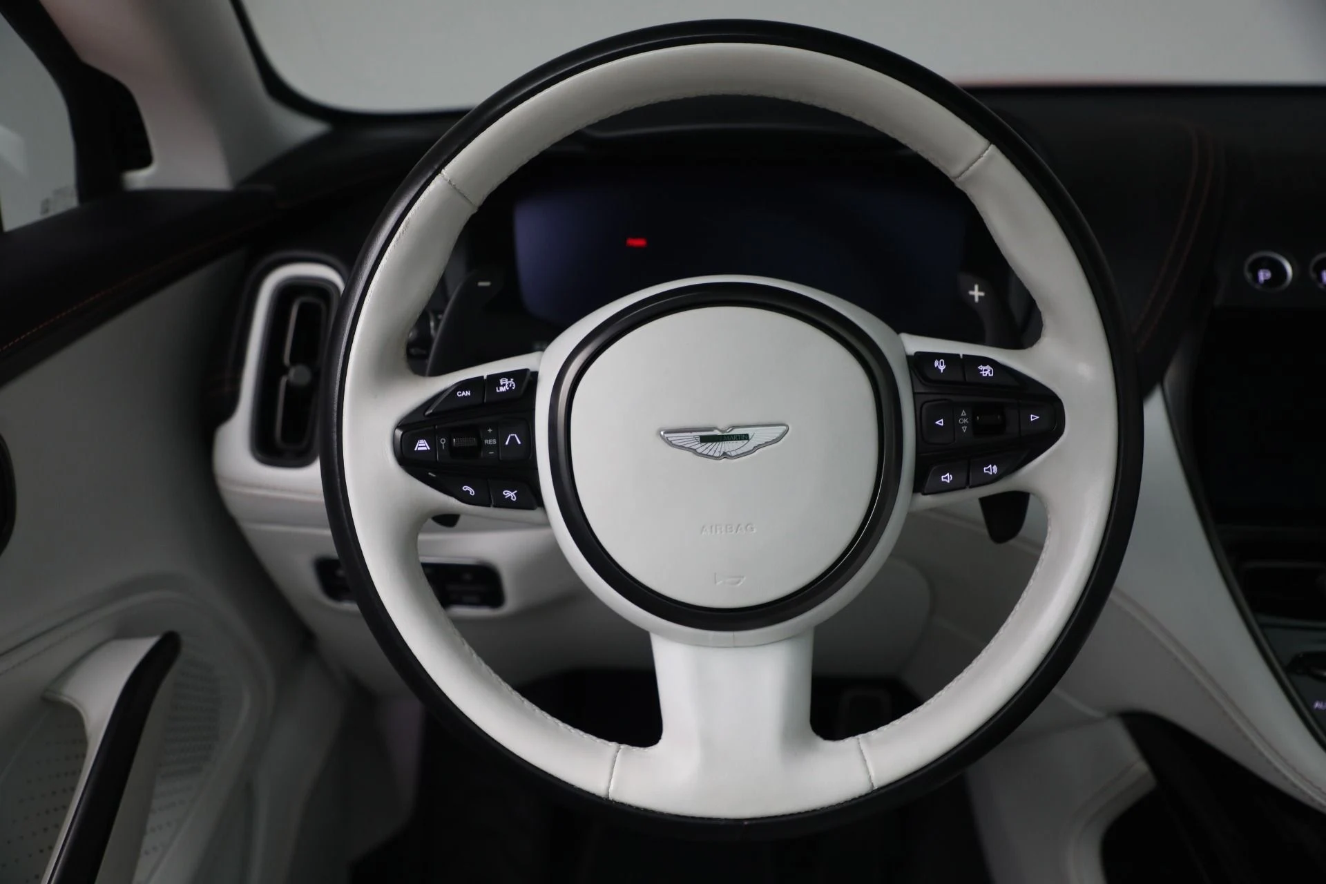 mph018_1270117131_Used_2024_Aston_Martin_DBX_707_1772122329_80770f91c6