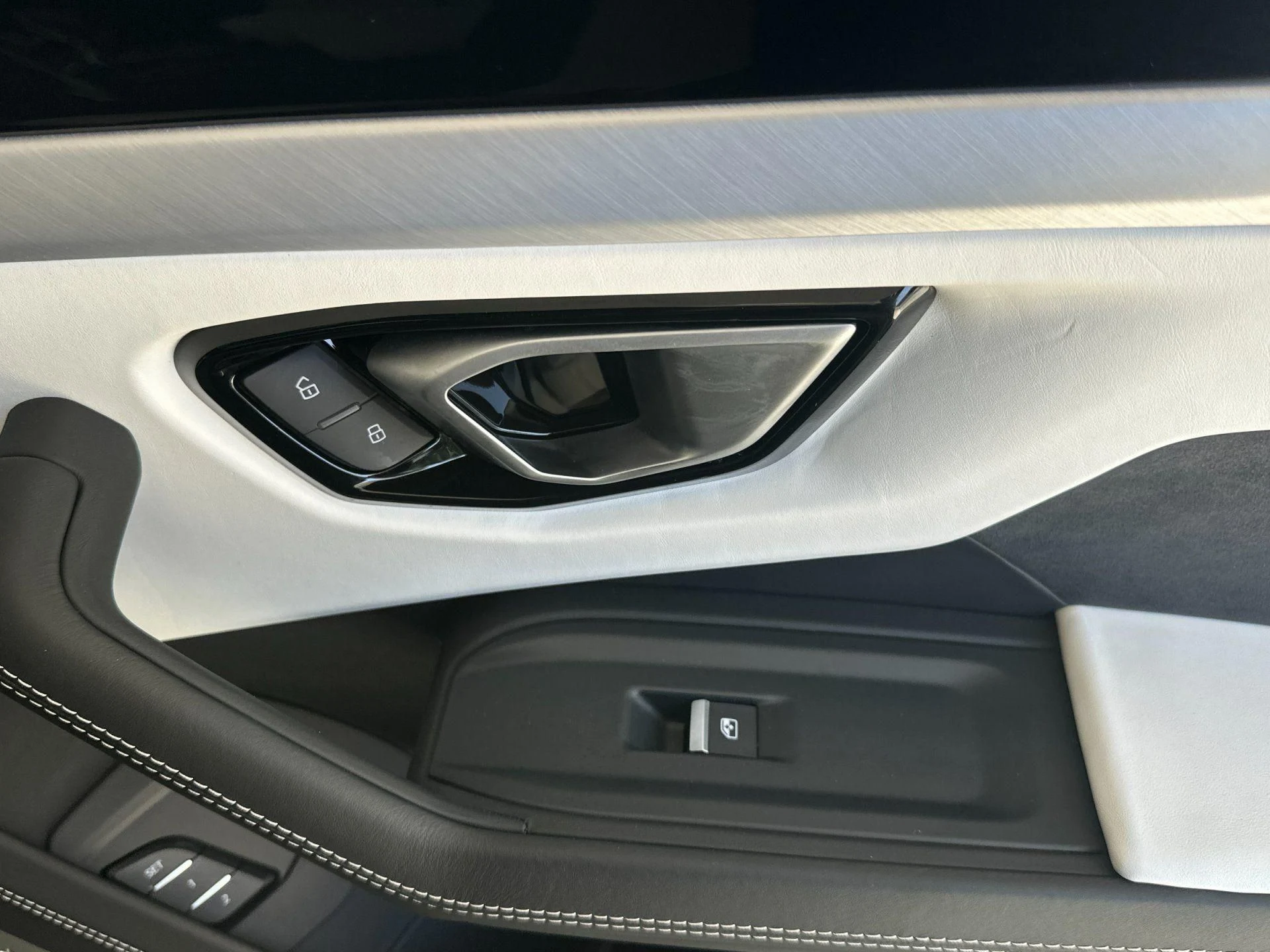 mph018_1278931492_Used_2020_Lamborghini_Urus_1775203728_5b93405404