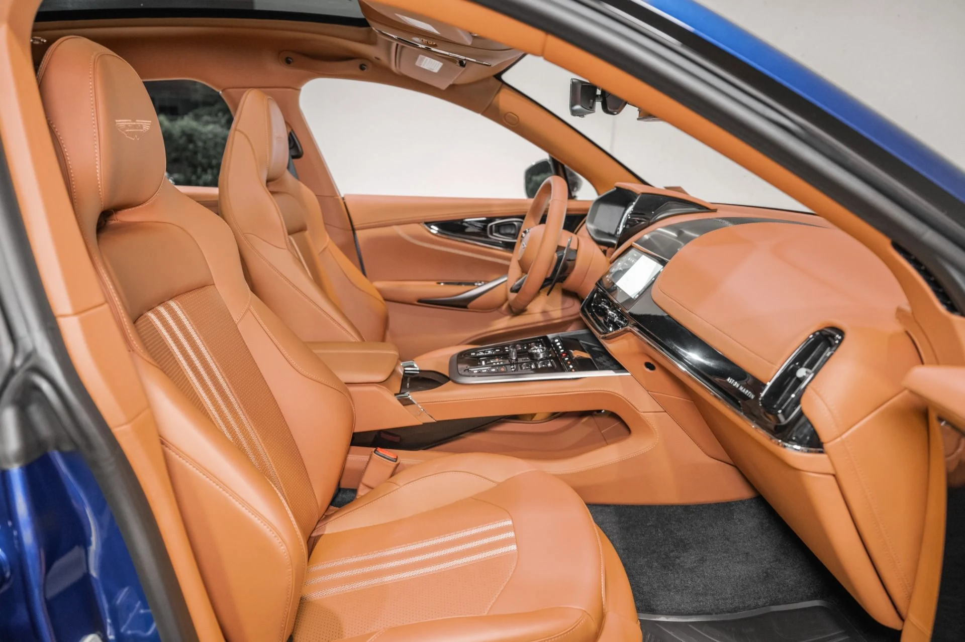 mph018_1283356245_New_2026_Aston_Martin_DBX_707_1780939775_9eff11043d