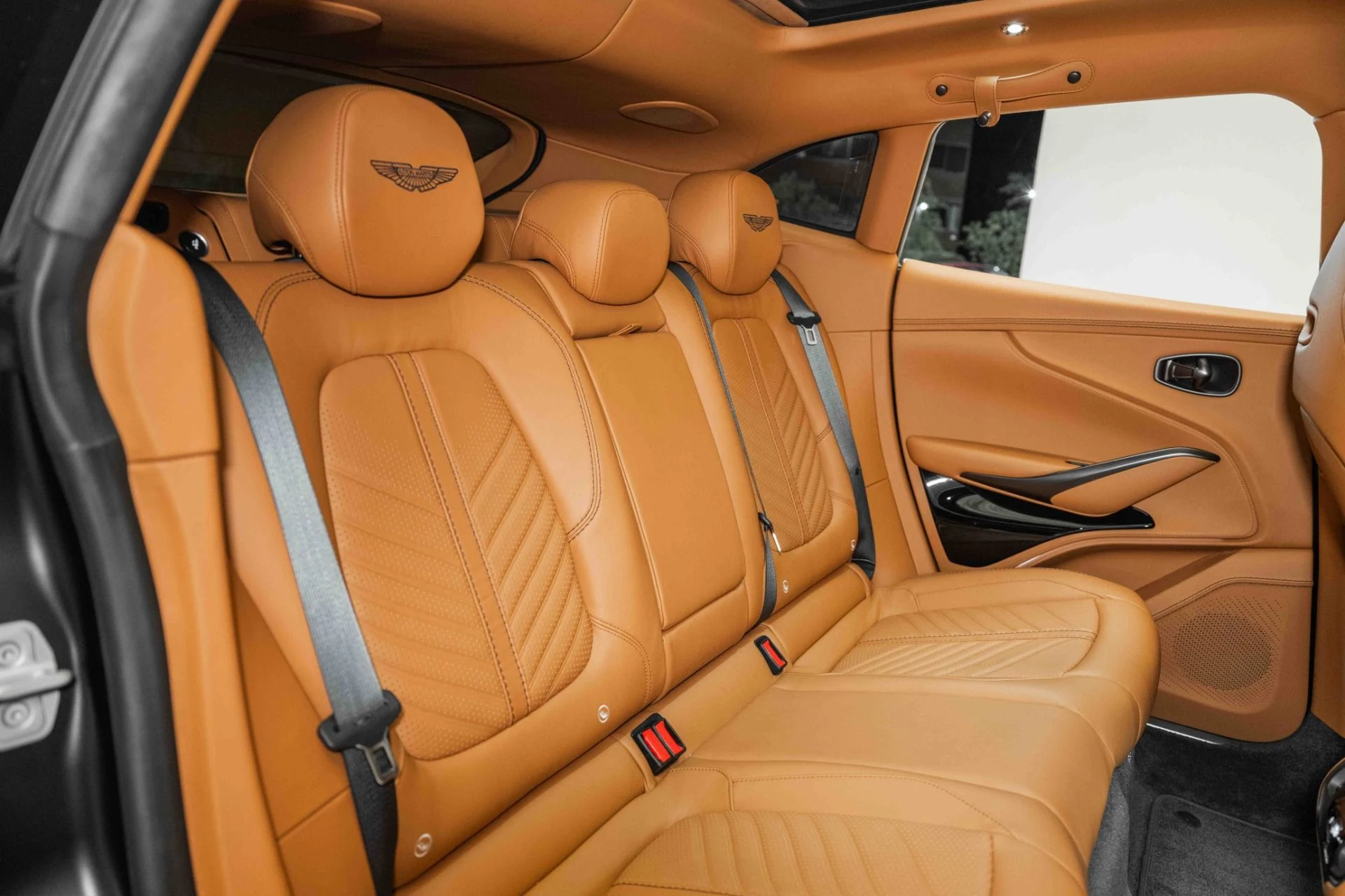 mph018_129322573_Used_2023_Aston_Martin_DBX_707_1720795210_94f13656dd