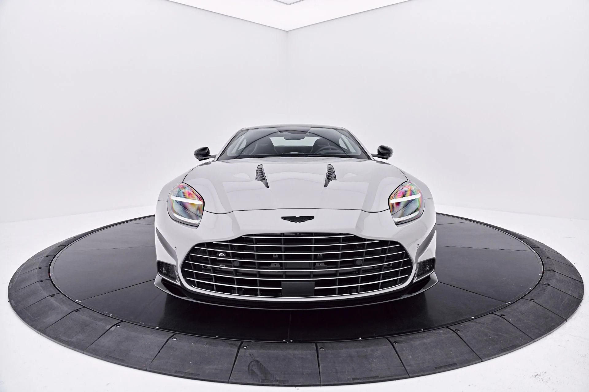 mph018_1294725592_Used_2025_Aston_Martin_Vanquish_V12_1786045795_3916c5d672