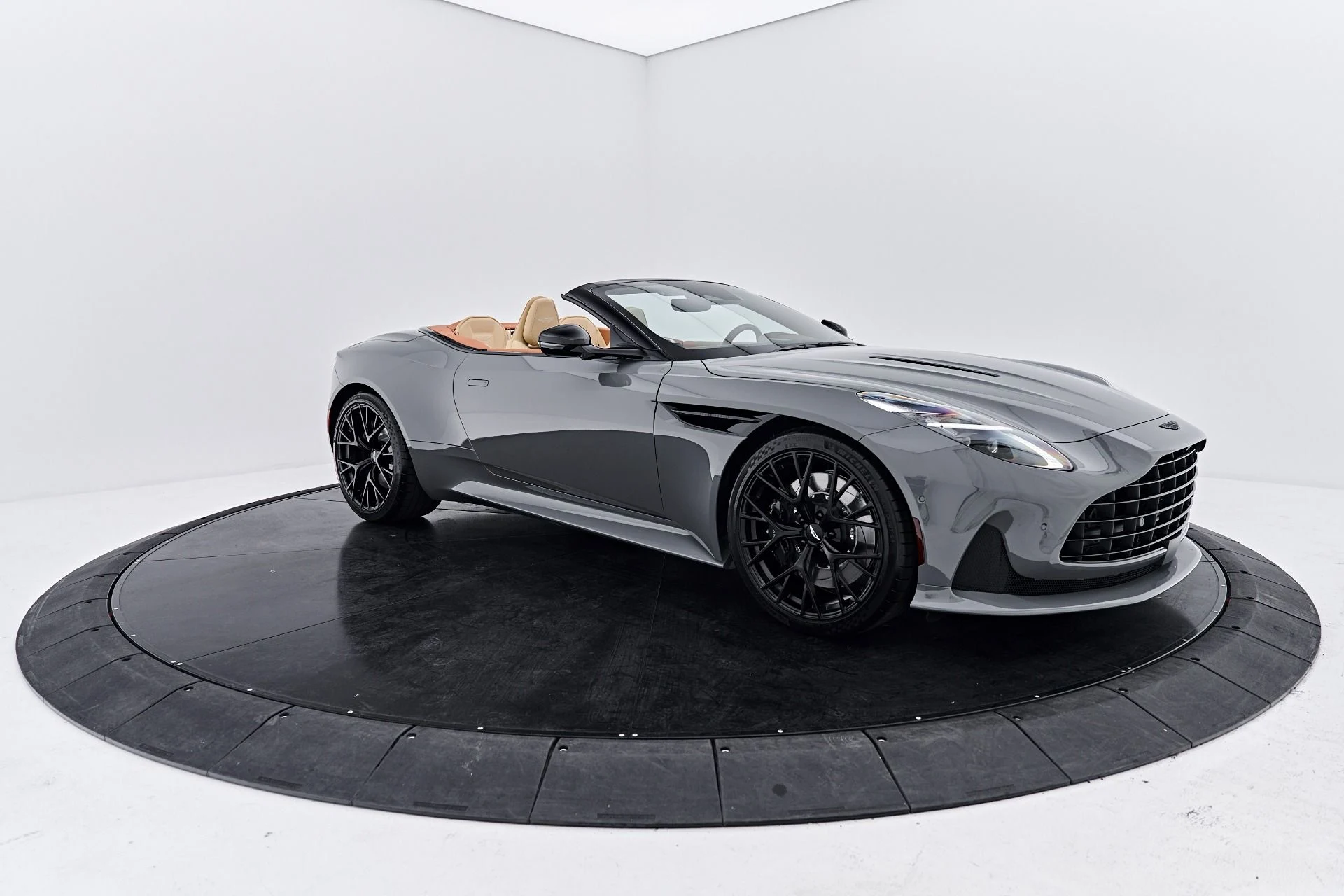 mph018_1299534128_Used_2025_Aston_Martin_DB_12_Volante_1791997216_e8bbe9a93f