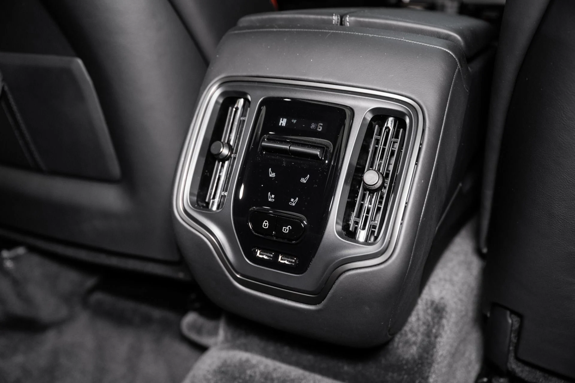 mph018_1301109567_Used_2025_Aston_Martin_DBX_707_1748959342_77cbd47ce5