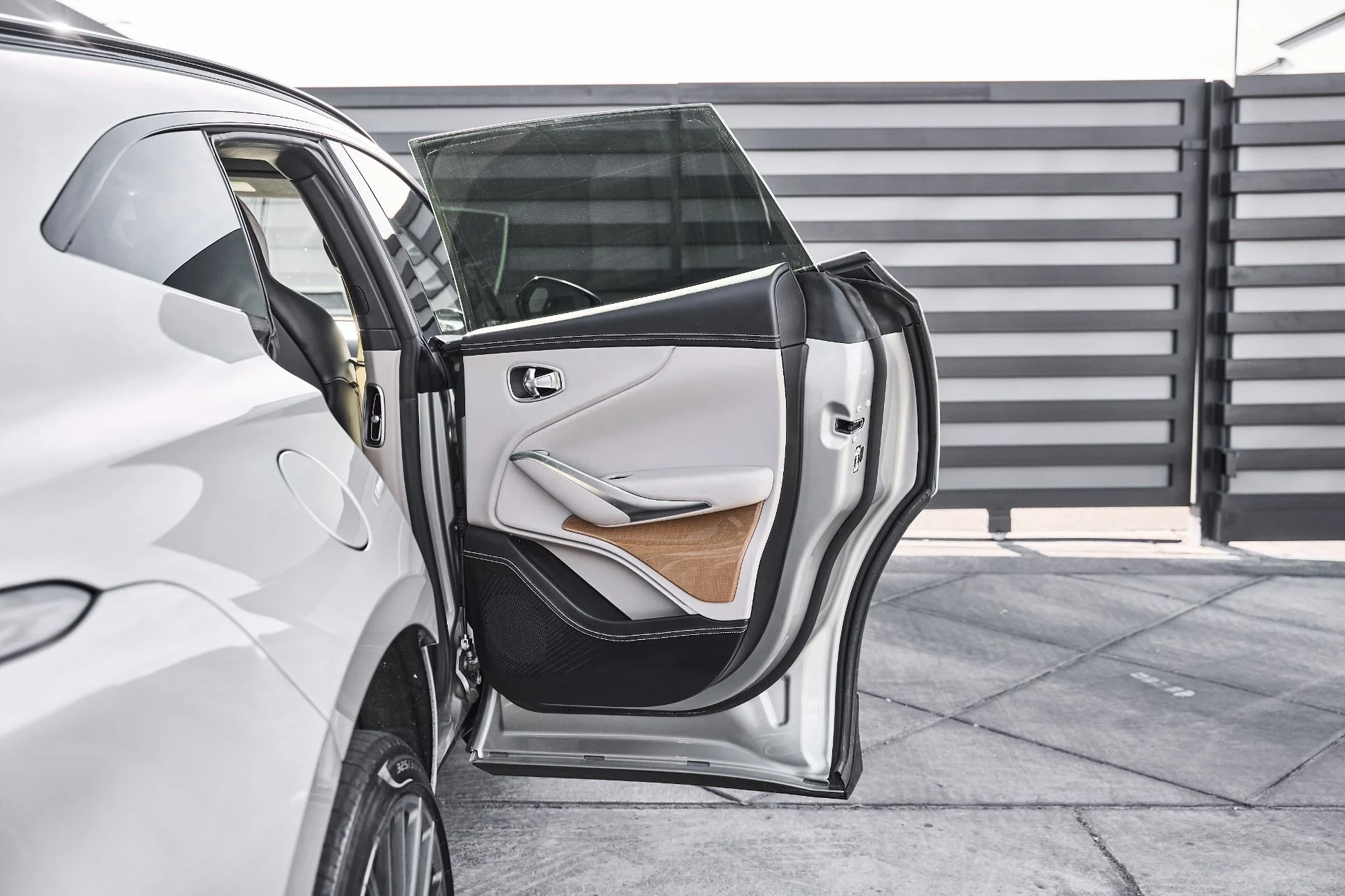 mph018_1319718477_Used_2023_Aston_Martin_DBX_707_1774652358_6a8c3e94e9