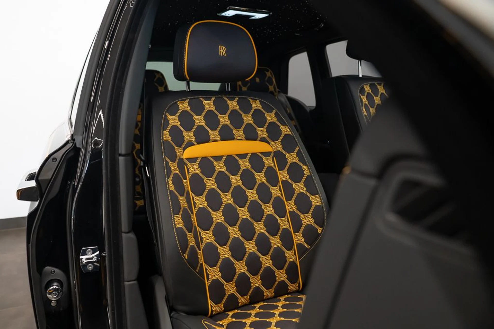 mph018_1323770023_rolls_royce_cullinan_2025_2a5c4c5b73