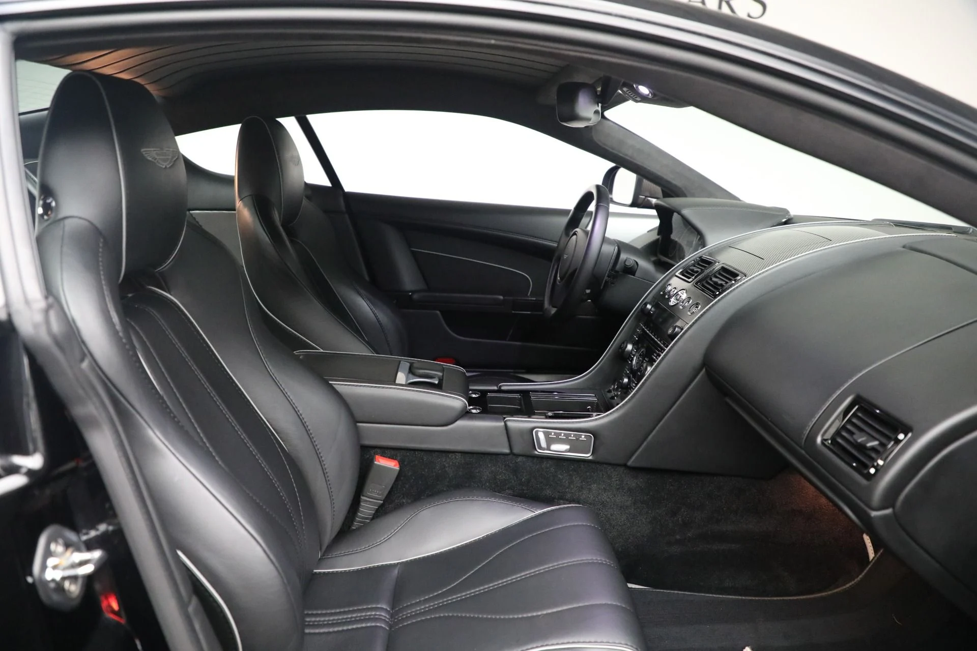 mph018_1332086198_Used_2015_Aston_Martin_DB_9_Carbon_Edition_2c307ccbca