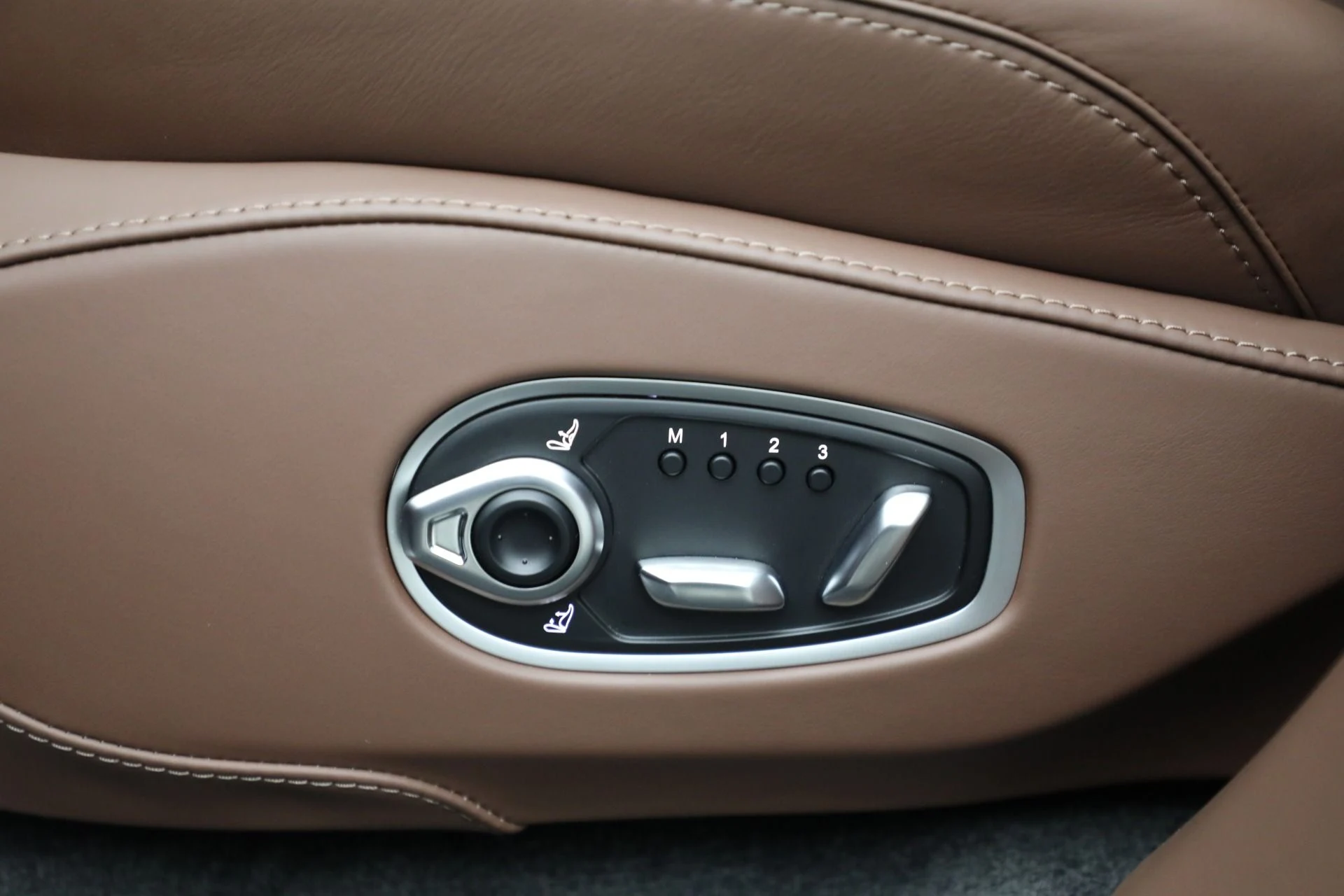 mph018_1344547808_New_2025_Aston_Martin_DBX_707_9f323cfeb7