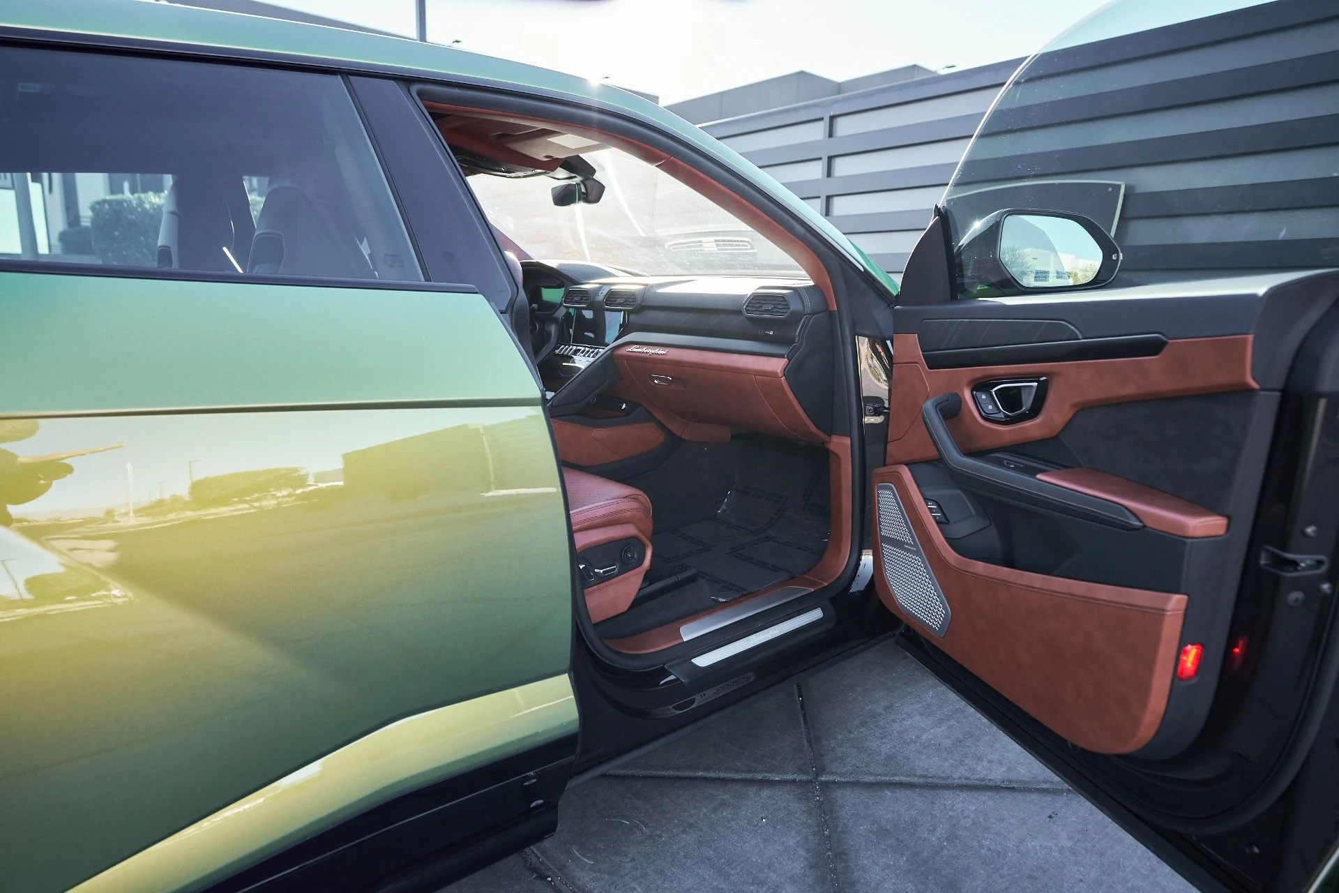 mph018_1371312605_Used_2022_Lamborghini_Urus_1764710424_ffb60bb526