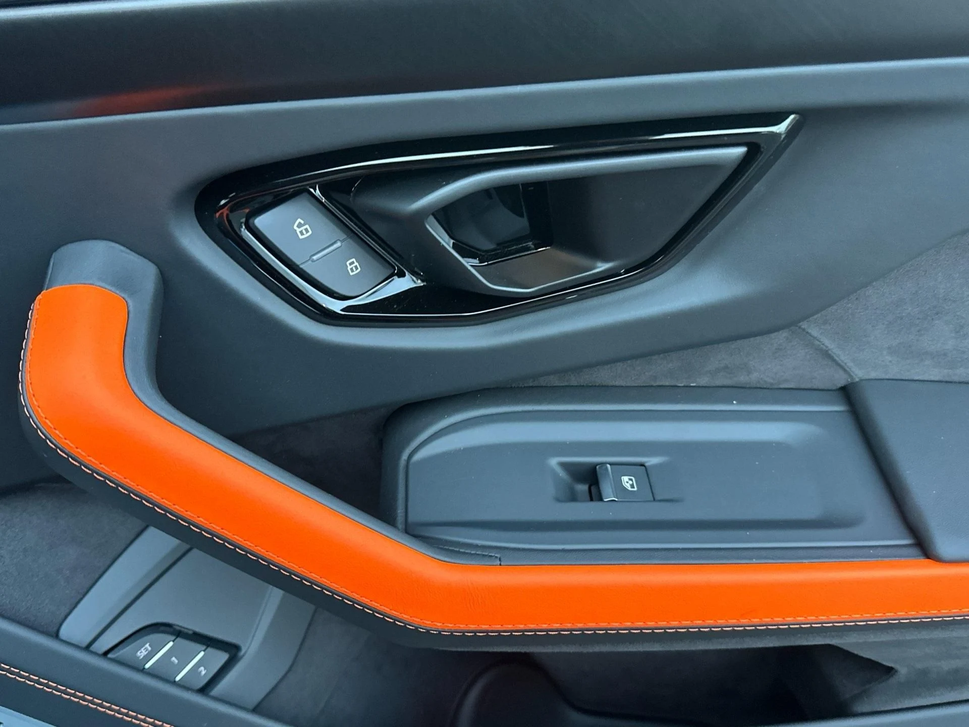 mph018_1373690911_New_2025_Lamborghini_Urus_SE_1766589017_a6fd0ad897