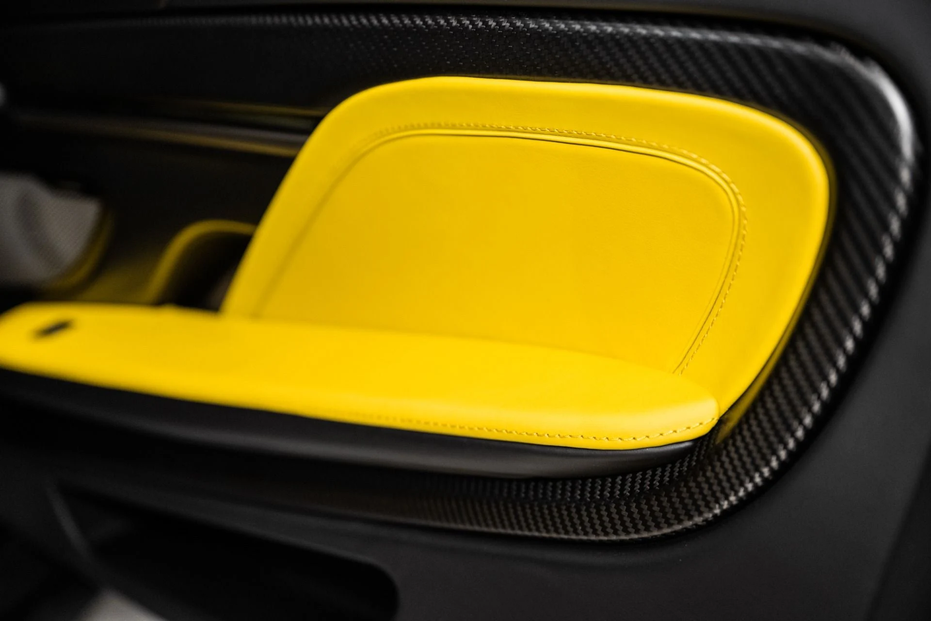 mph018_1379692661_Used_2025_Aston_Martin_Vanquish_1741191405_b819ea577e