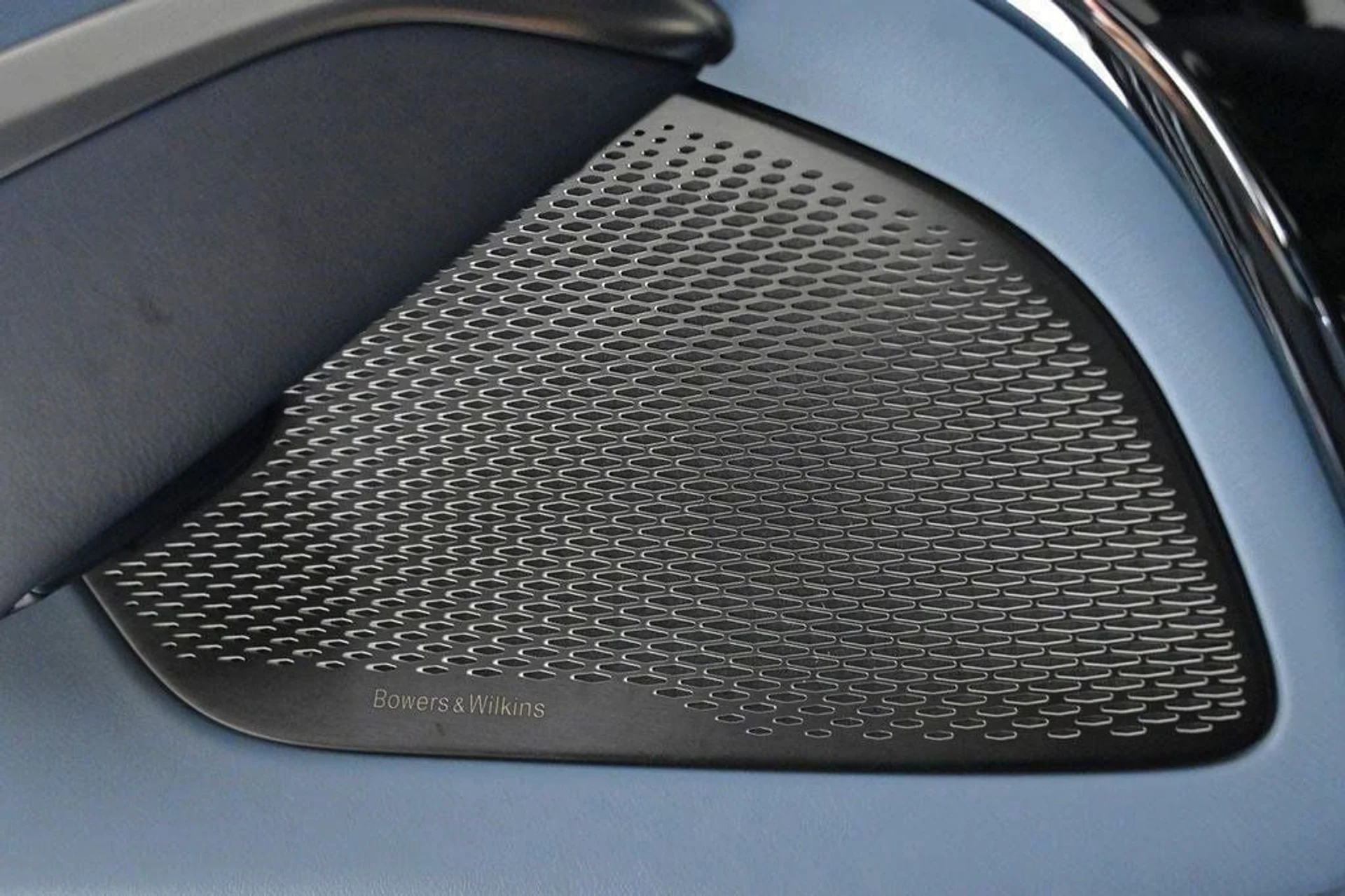 mph018_1389059776_new_2025_aston_martin_dbx_707awd_11350_22854658_18_1024_ec429ec652