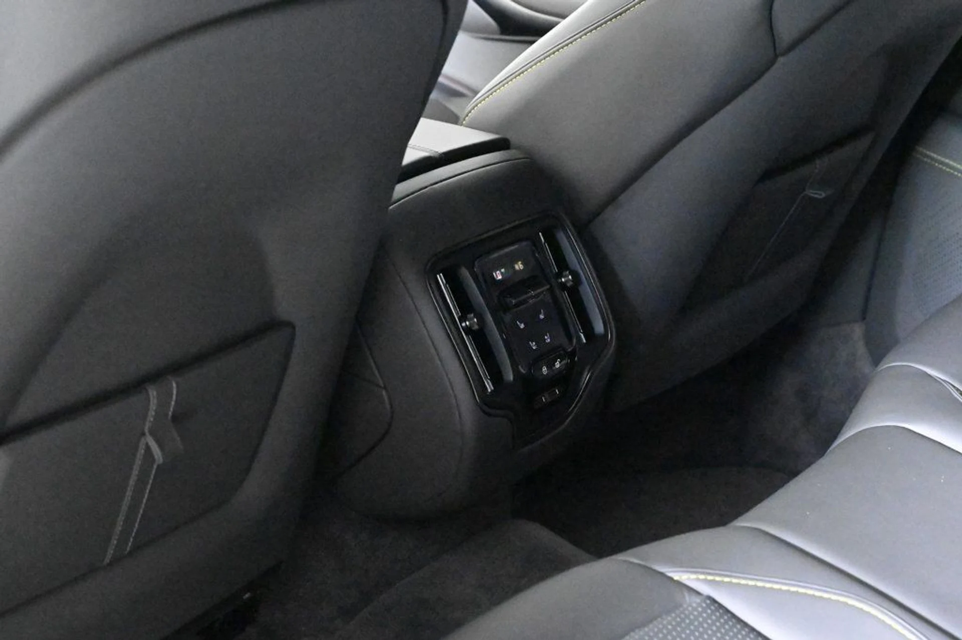 mph018_139181099_used_2025_aston_martin_dbx_707_11350_22966426_18_1024_15838a88d8