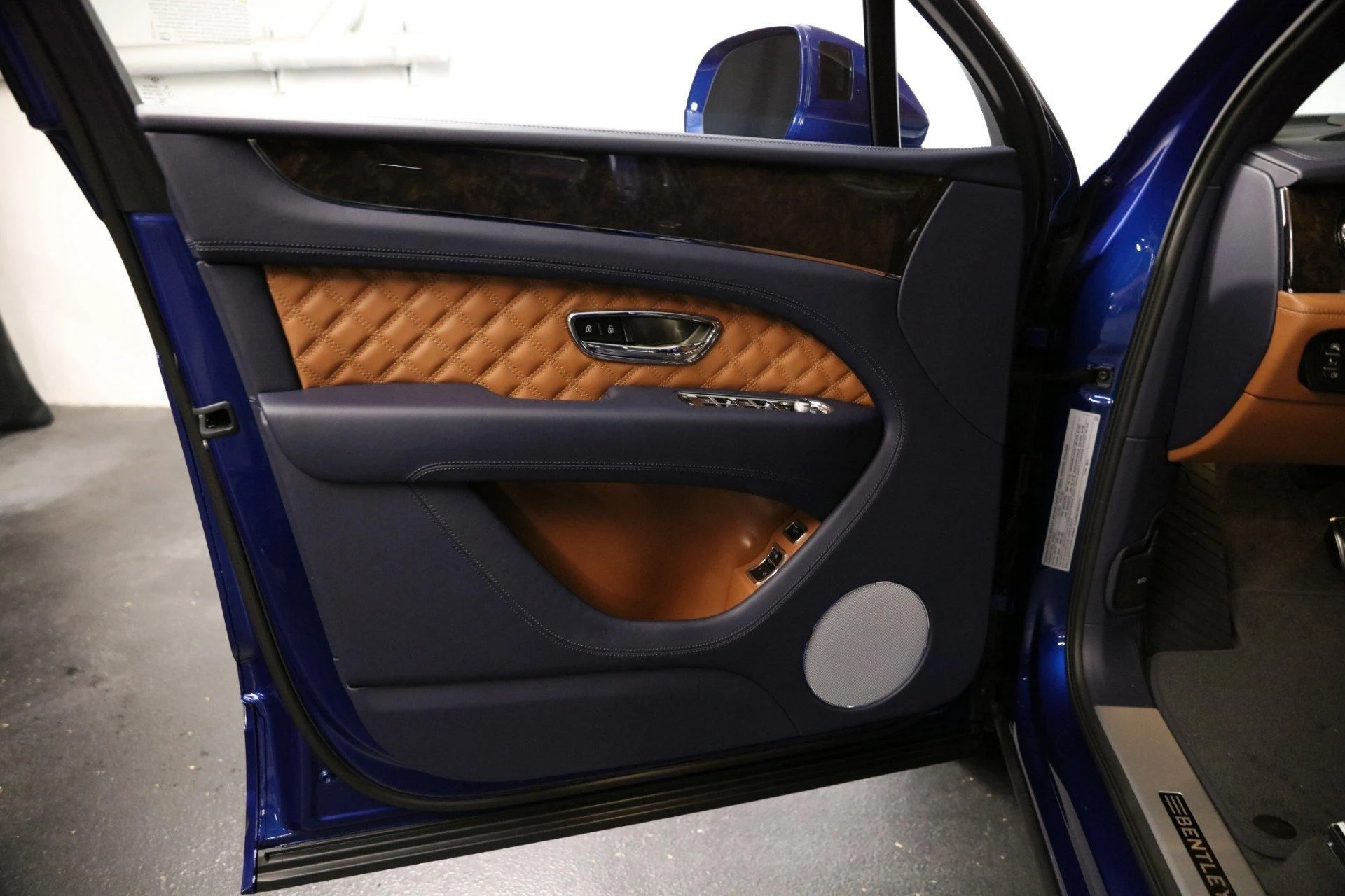 mph018_1428937063_Used_2022_Bentley_Bentayga_V8_1678278181_faaebac9b0