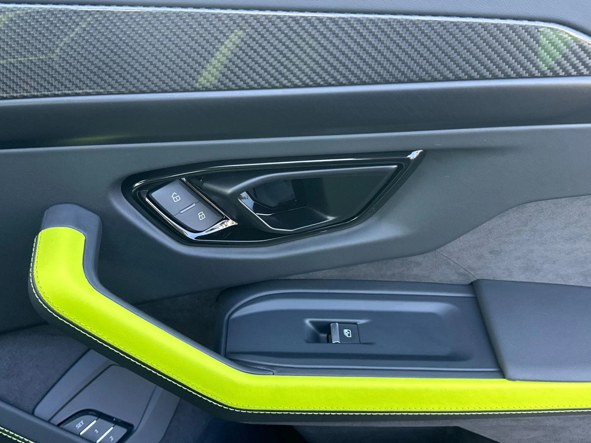 mph018_1439693162_New_2025_Lamborghini_Urus_SE_1762355304_de19842b2a