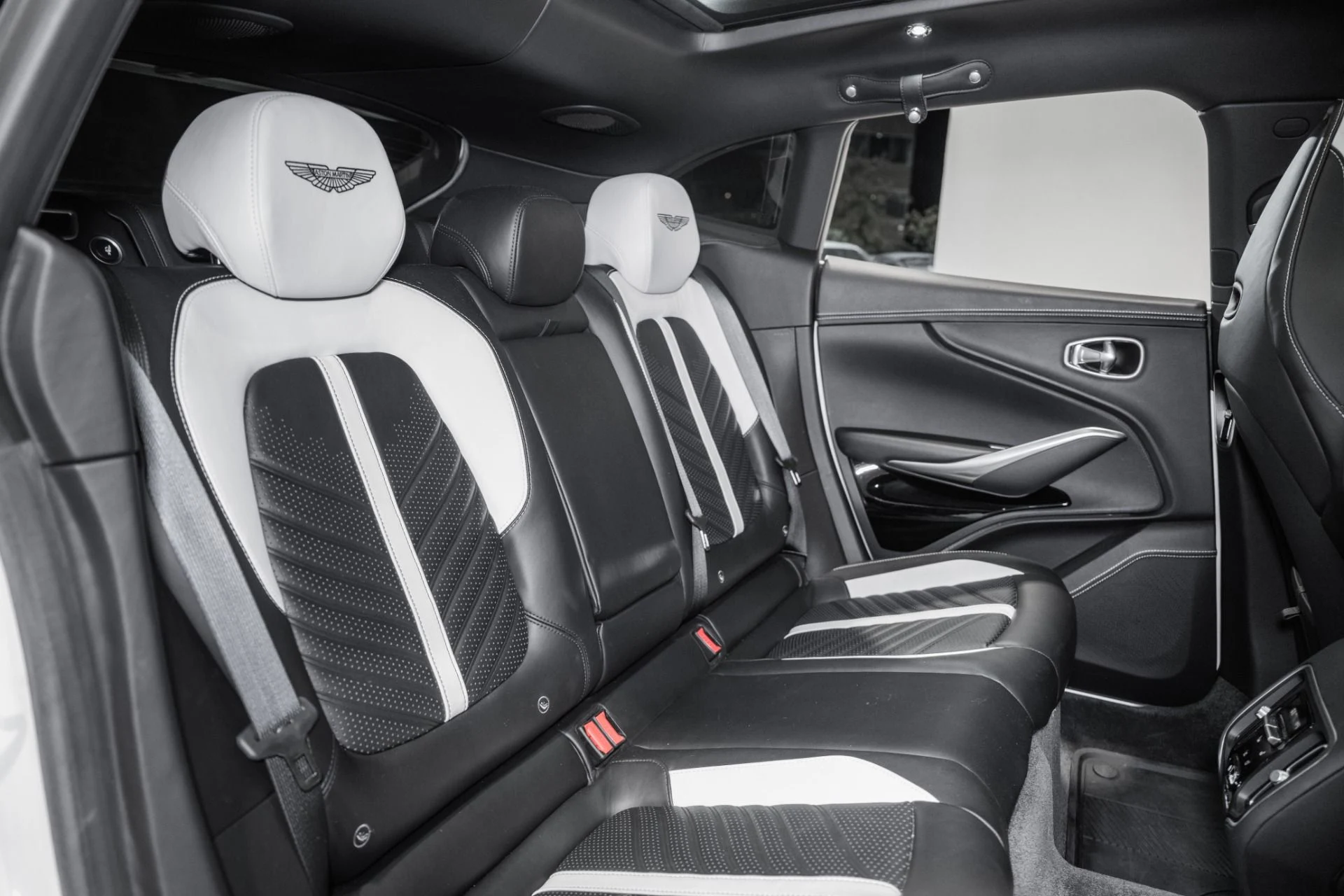 mph018_1448290608_Used_2023_Aston_Martin_DBX_707_1761749500_4c41f209e9