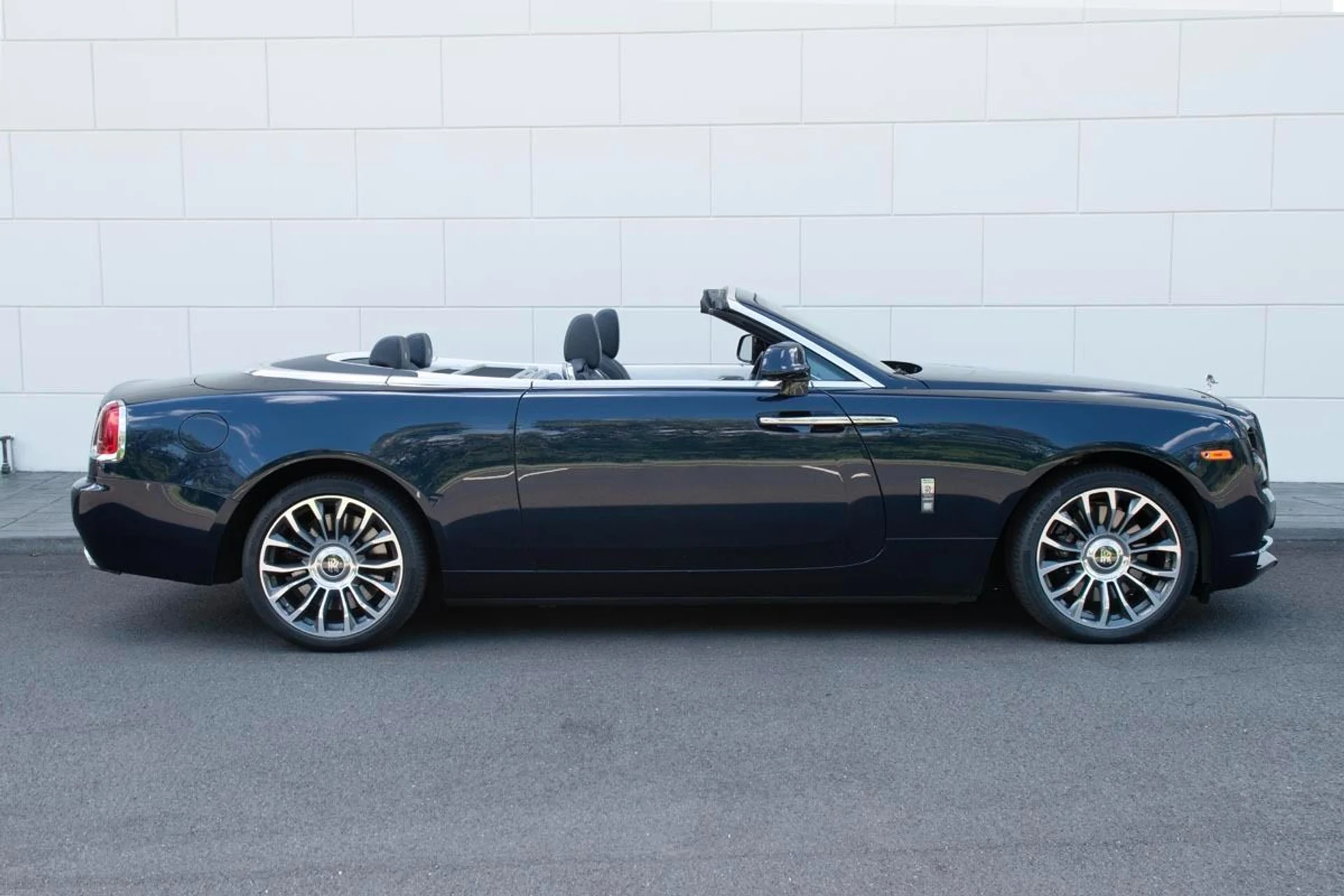 mph018_1509371767_Used_2018_Rolls_Royce_Dawn_1724424389_3b2e198a5e