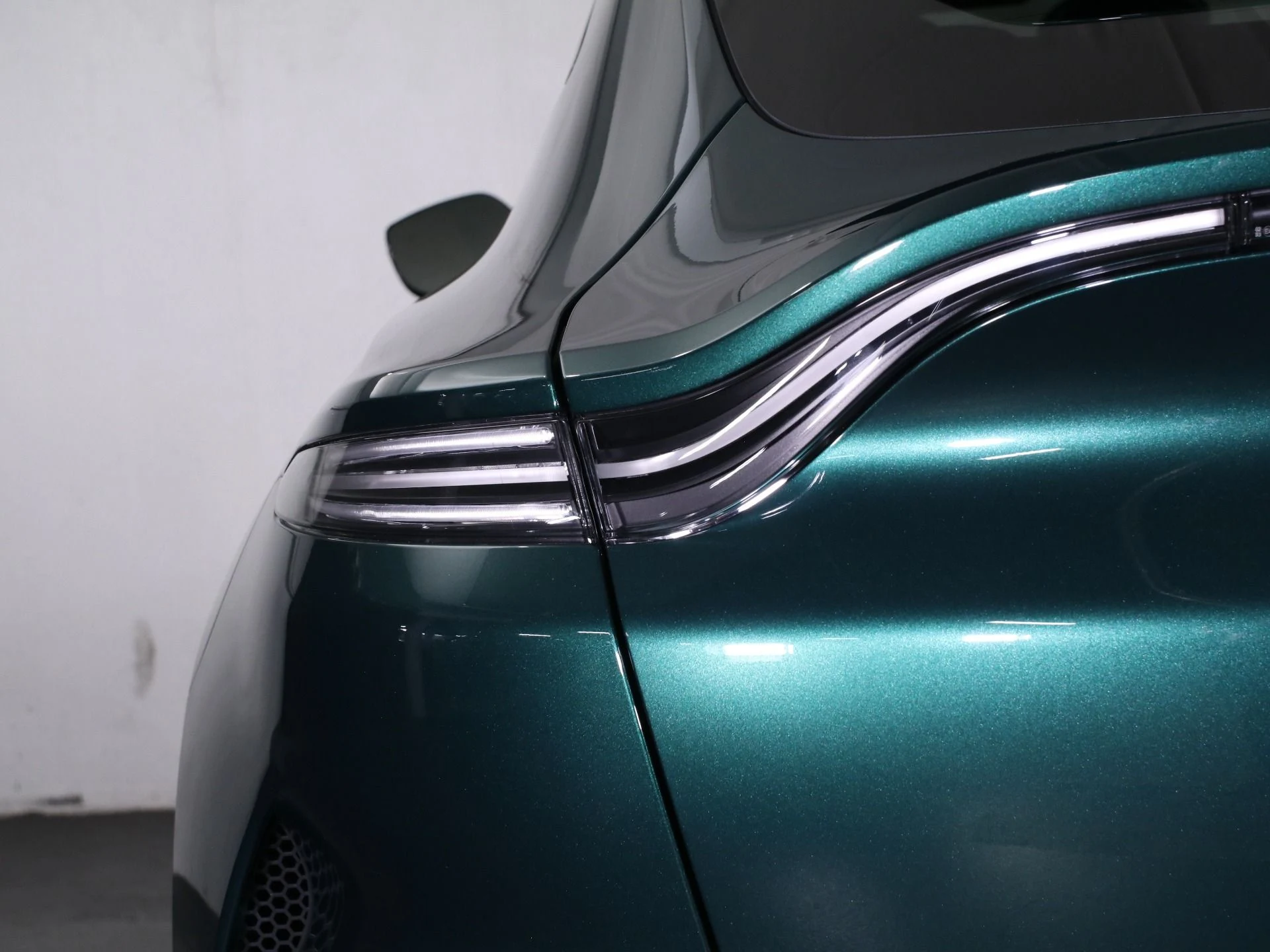 mph018_1523650746_New_2025_Aston_Martin_DBX_707_1758482676_b92d837d44