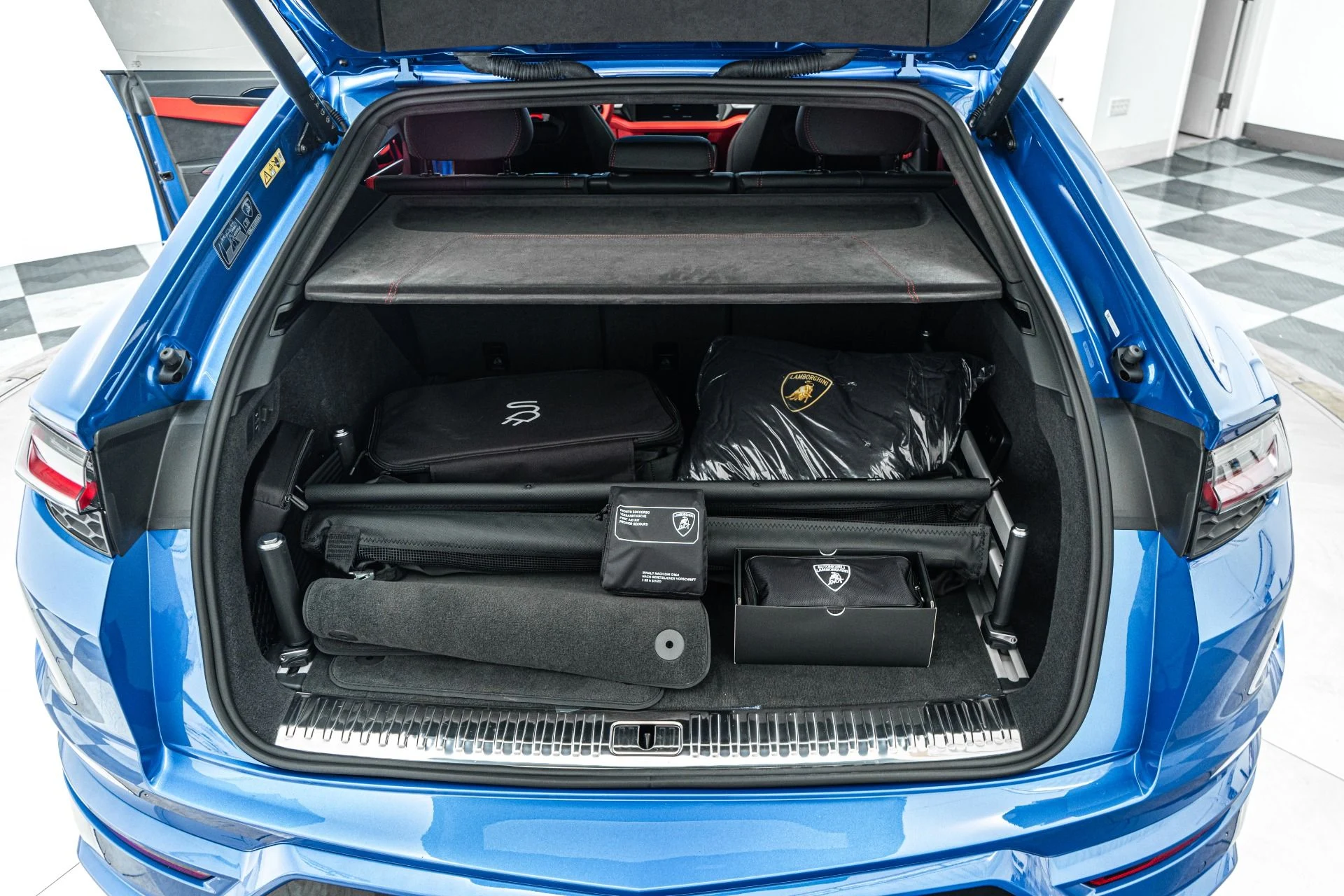 mph018_1532035915_Used_2025_Lamborghini_Urus_SE_Bang_and_Olufsen_Audio_Two_Tone_Interior_789_Horsepower_1773150487_5305de1884