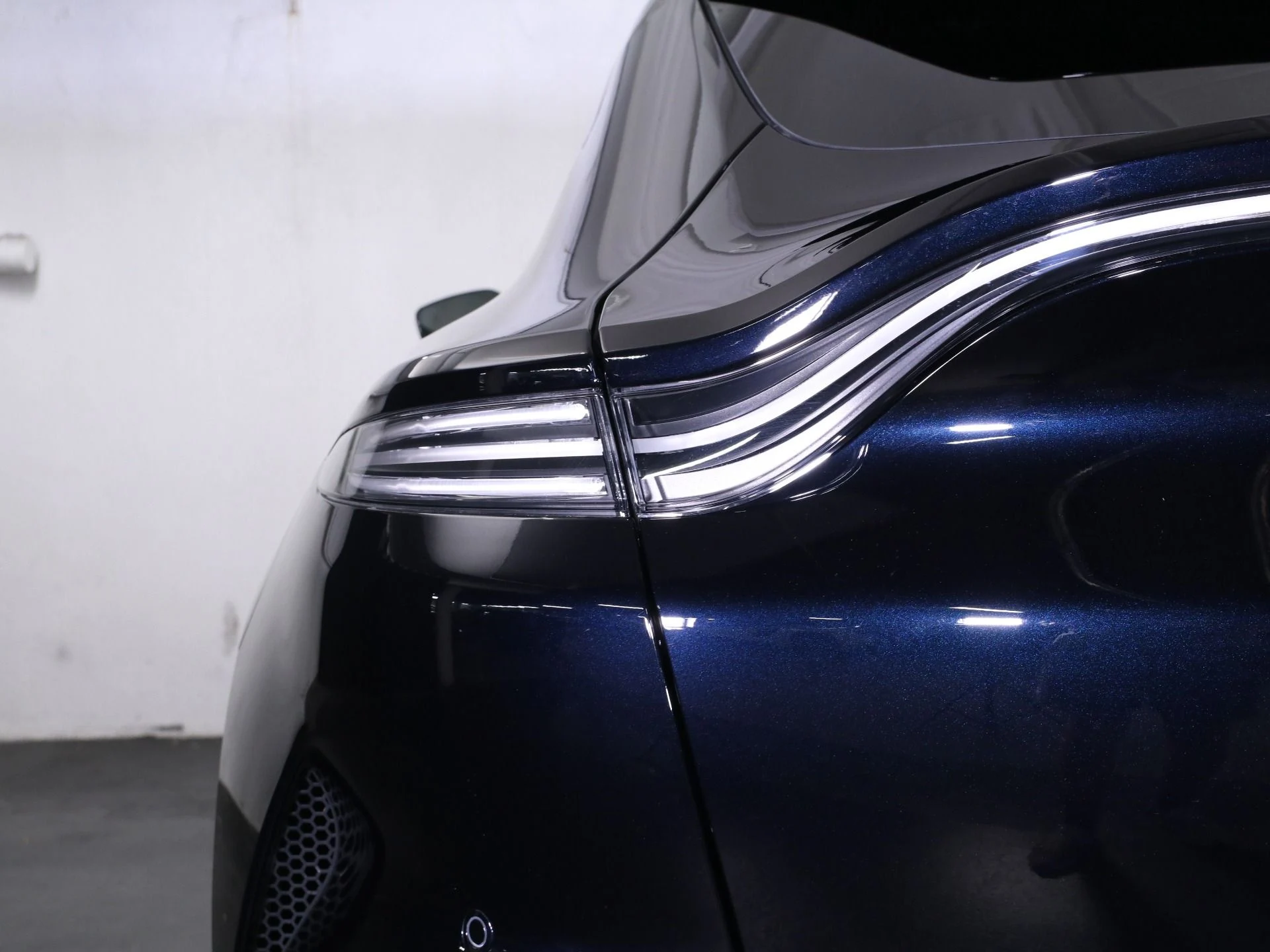 mph018_1544987701_New_2025_Aston_Martin_DBX_707_1758482586_6ffdc0e790