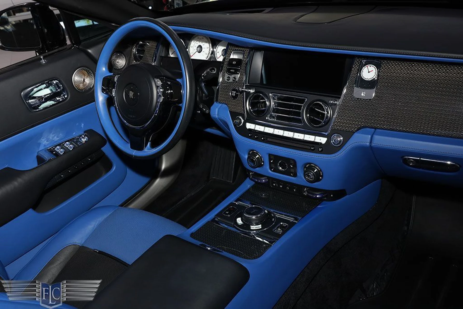 mph018_1594954025_used_2018_rolls_royce_dawn_blackbadgeconvertible_6305_22965393_19_1024_64c4d2c3ff