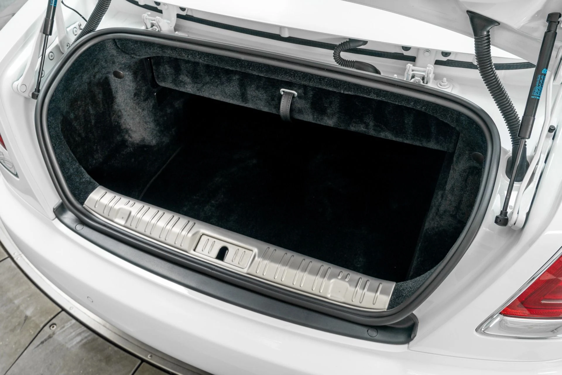 mph018_1605793342_Used_2020_Rolls_Royce_Dawn_Fully_Polished_Wheels_Heated_and_Ventilated_Seats_1764007062_e8f30e2fd9