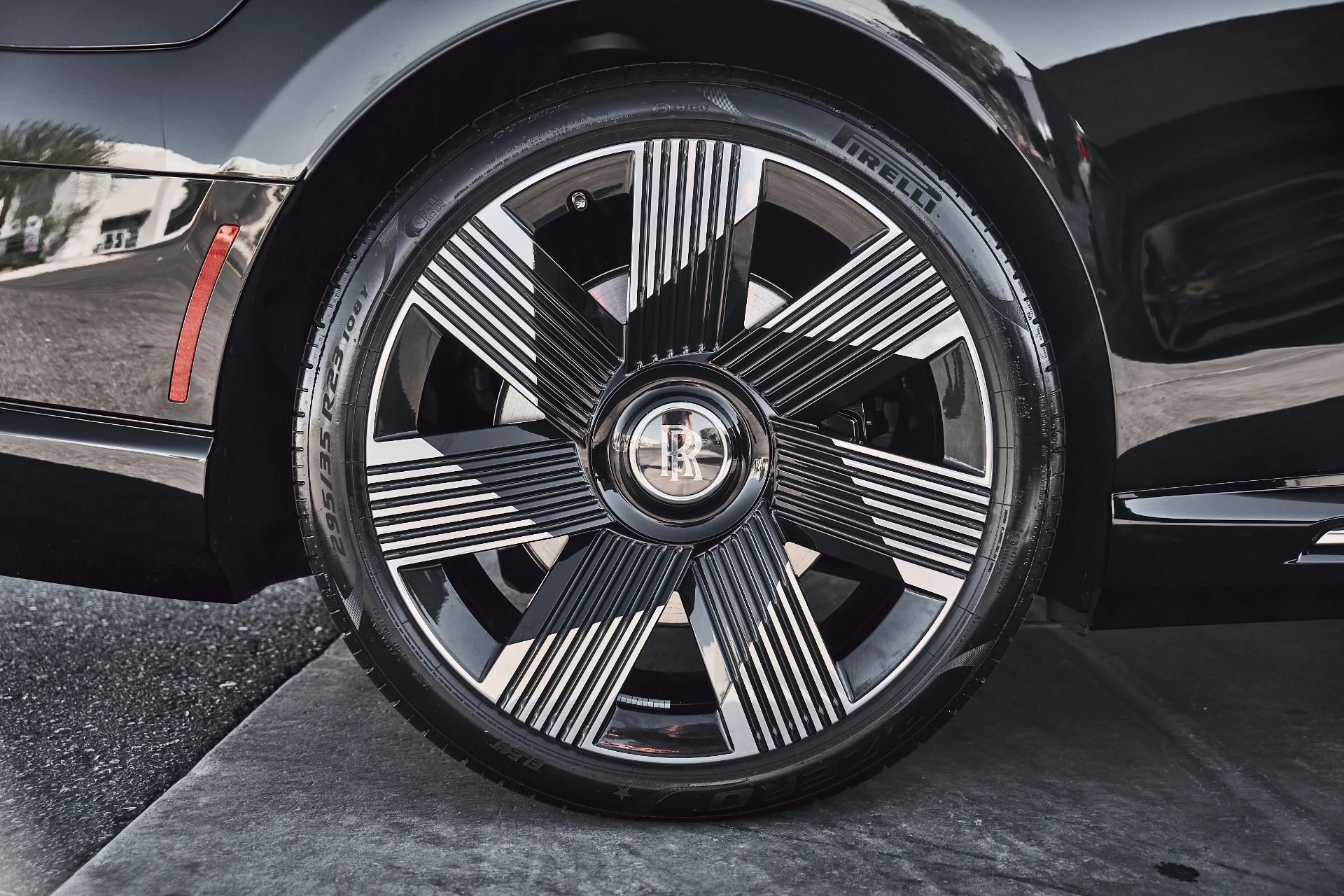 mph018_1617021942_Used_2025_Rolls_Royce_Spectre_Base_1775246494_191382e31e