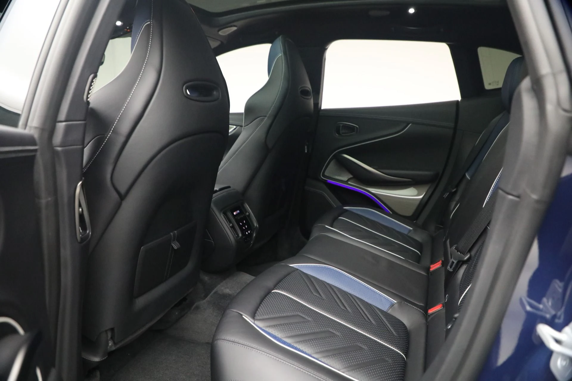 mph018_161751403_New_2026_Aston_Martin_DBX_S_1779920374_2d283776d9