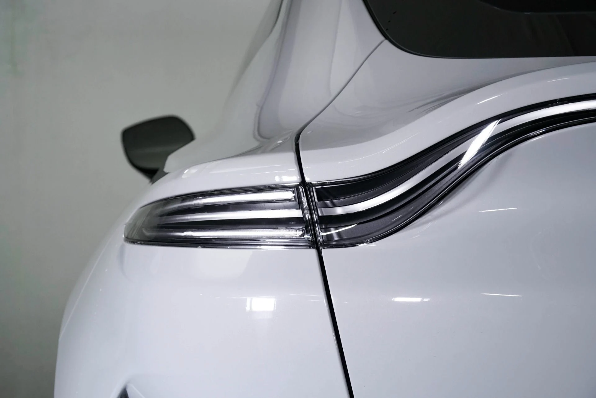 mph018_1620553065_New_2026_Aston_Martin_DBX_707_1767899119_36b79598b4