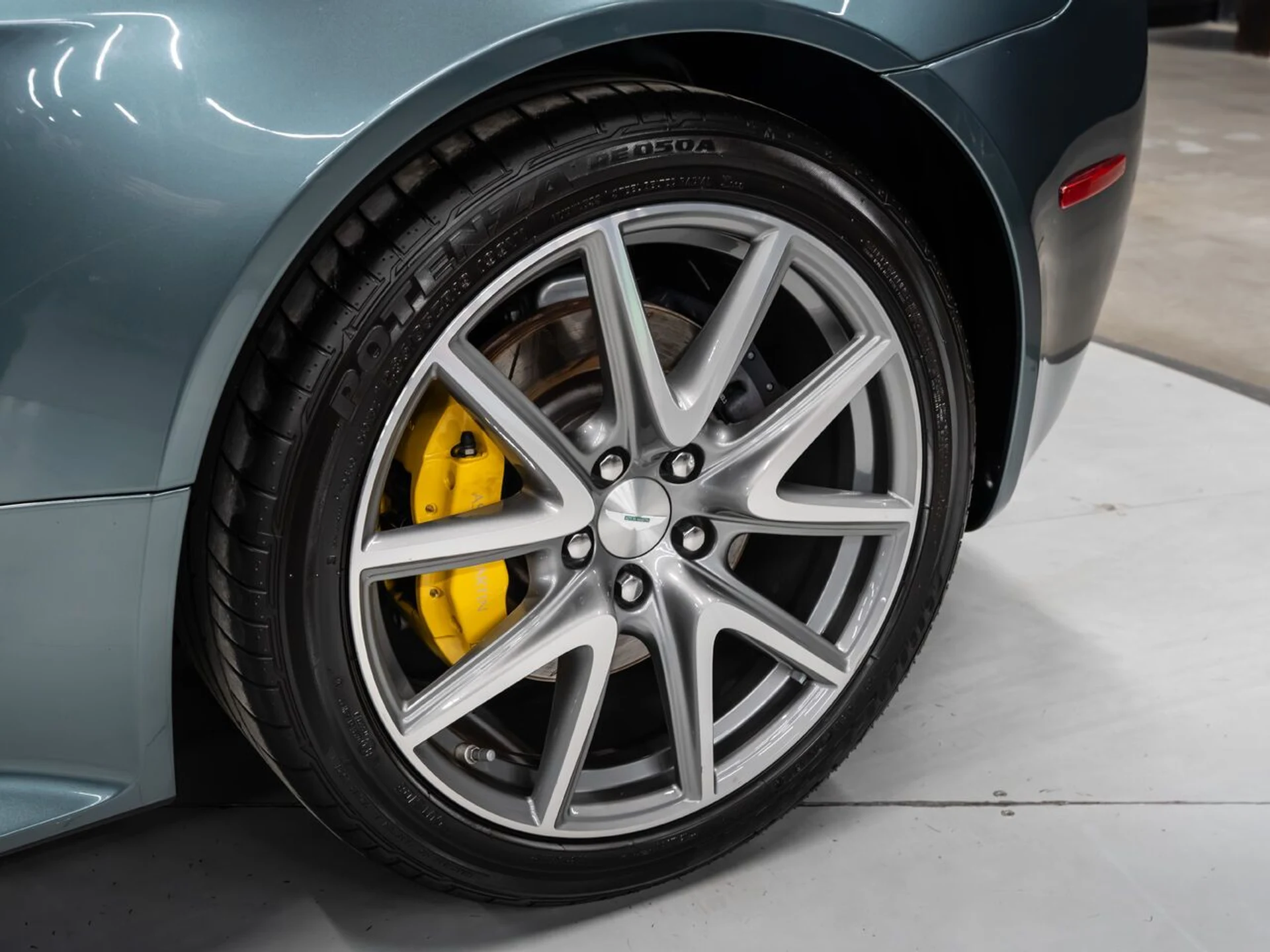 mph018_1642459441_aston_martin_v8_vantage_2015_7bfeb188ef