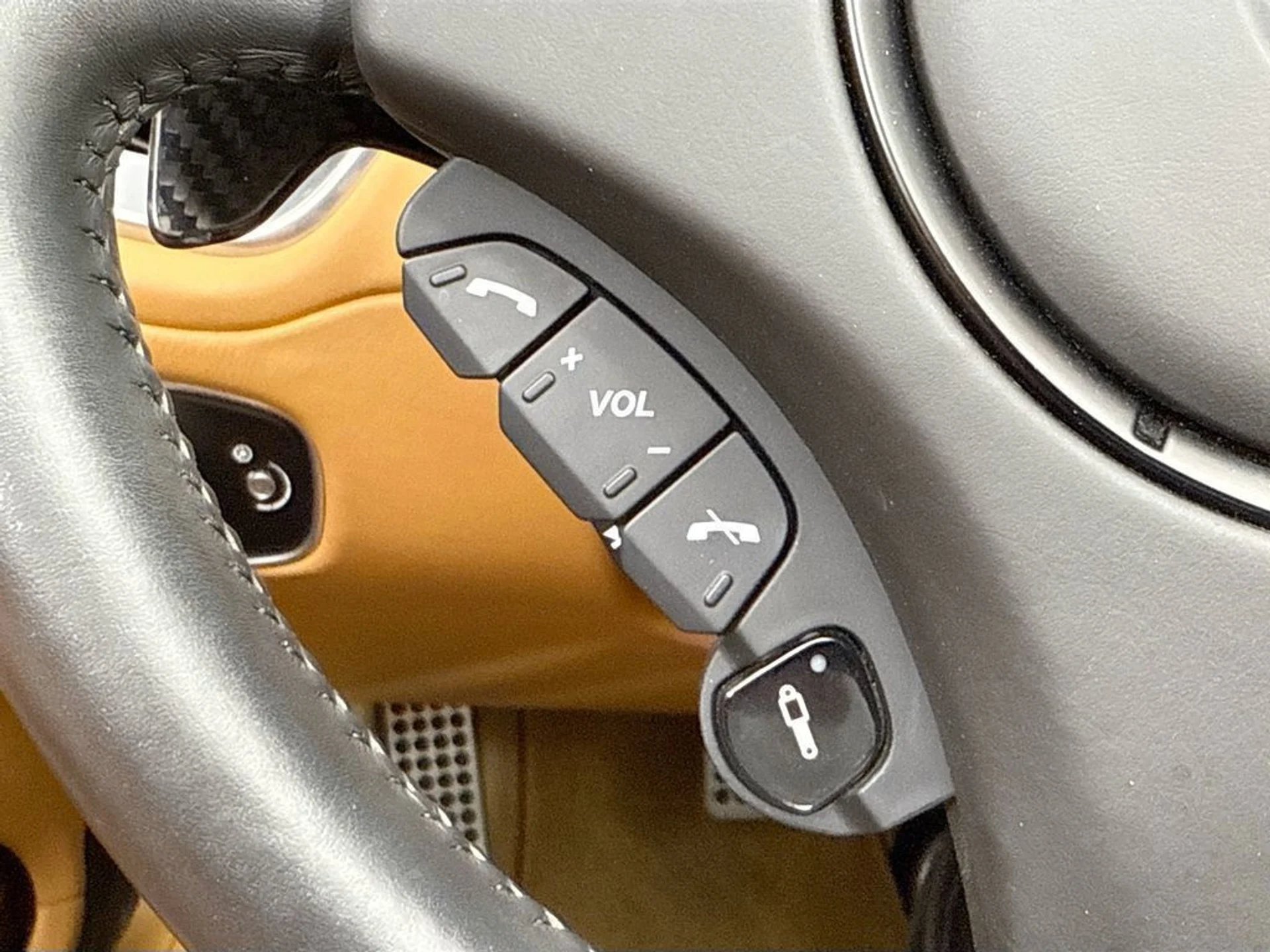 mph018_1644079300_used_2014_aston_martin_vanquish_2drvolante_8119_22995957_19_1024_6319ef8645