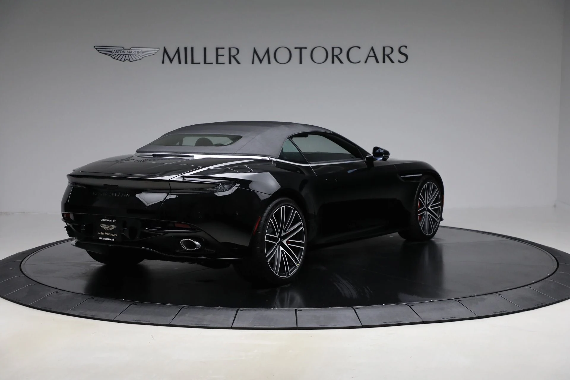 mph018_1655297169_New_2025_Aston_Martin_DB_12_Volante_1da585f15c