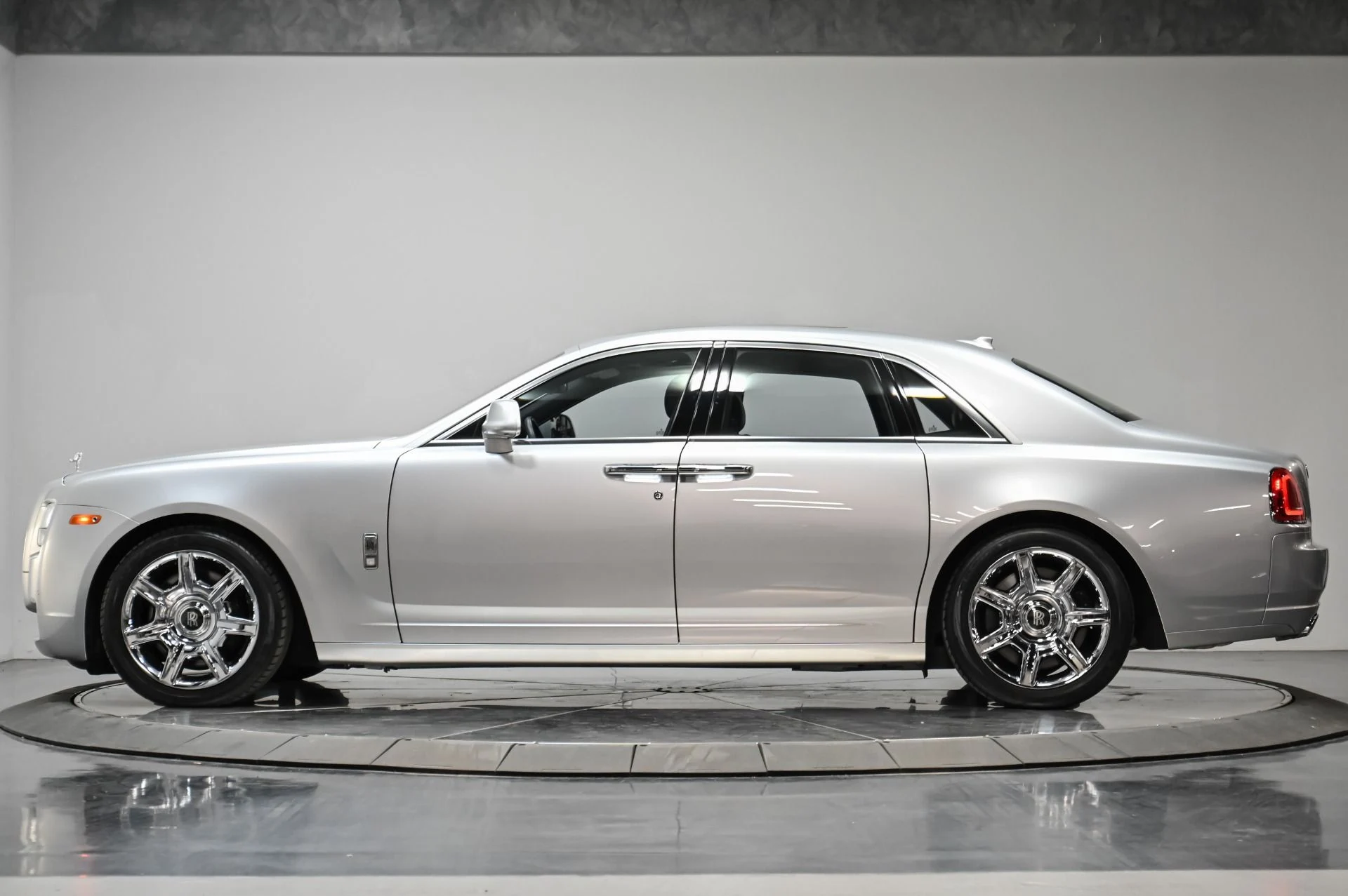 mph018_1673020737_Used_2012_Rolls_Royce_Ghost_1757528739_87597cbdb5