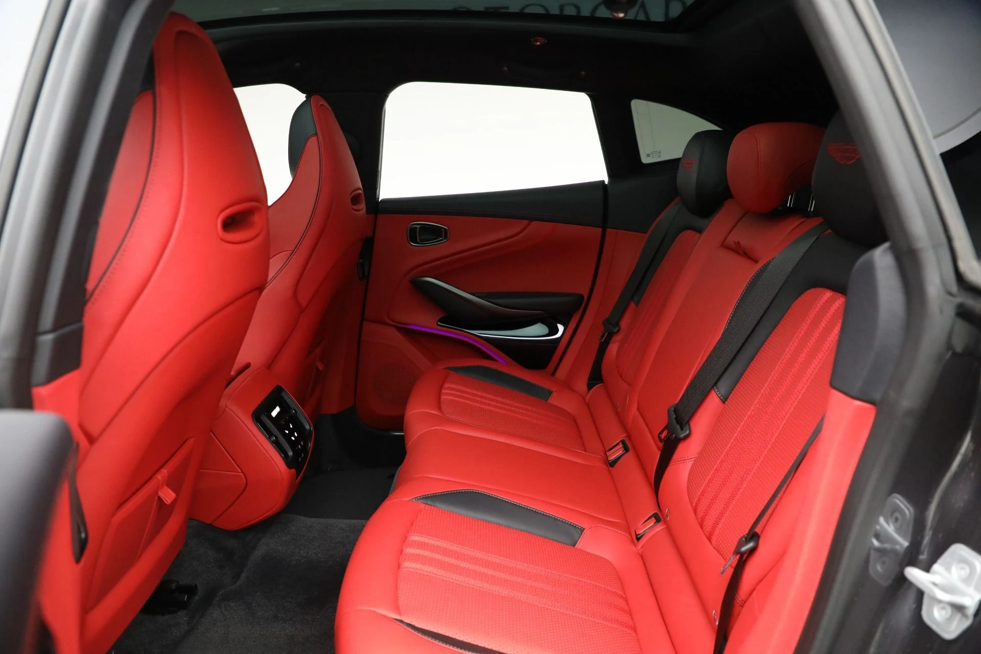 mph018_1689587216_New_2025_Aston_Martin_DBX_707_48e3b5e49d