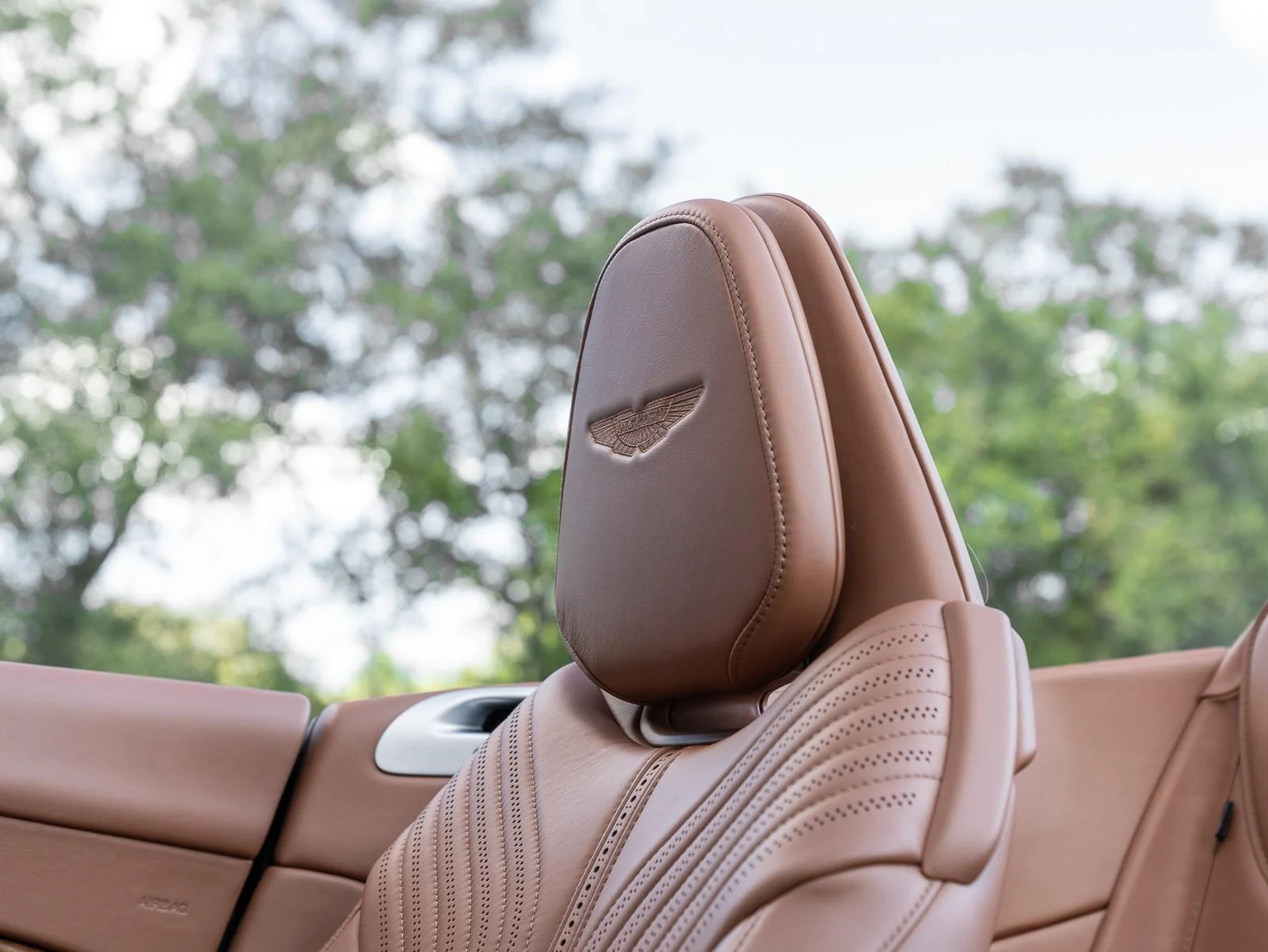 mph018_1712328388_Used_2019_Aston_Martin_DB_11_1760731538_10ca87f351