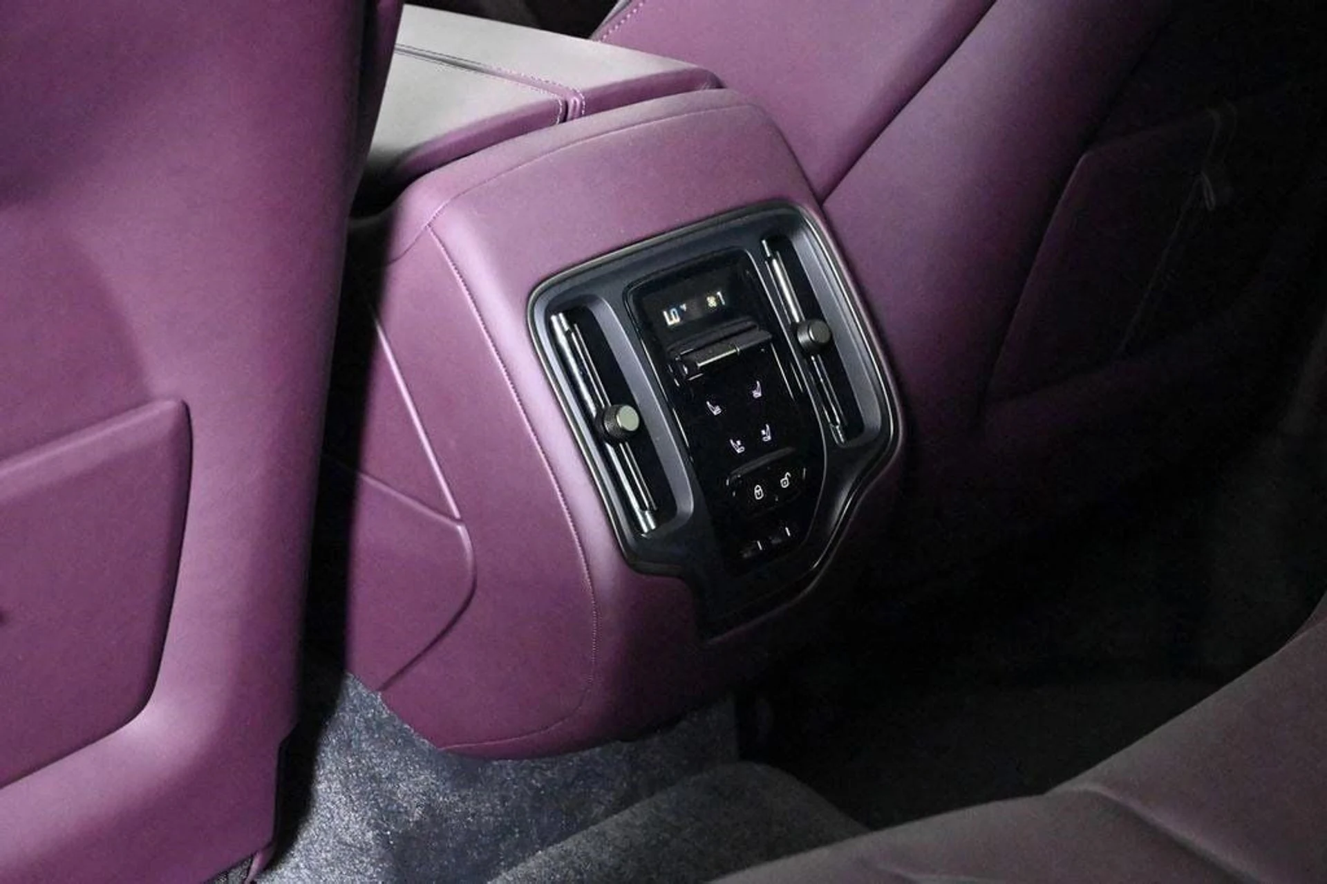 mph018_1748196058_new_2025_aston_martin_dbx_707awd_11350_22854661_18_1024_3946b3eba0