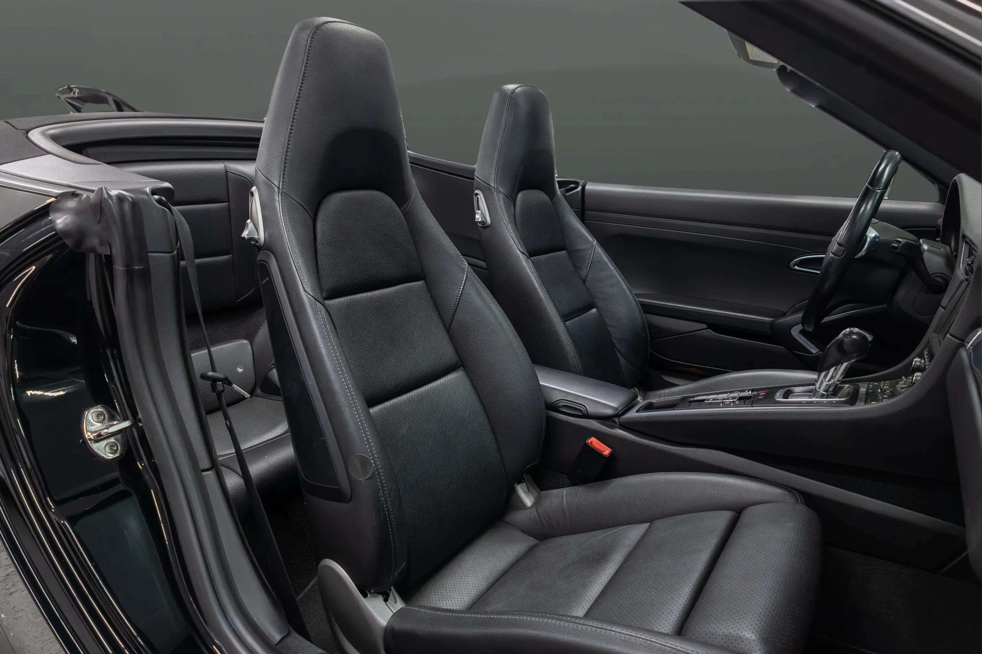 mph018_1753540369_2198ee85_6616_4646_9317_31bc5bd31424_2_18_Interior_201220_Porsche2091120_Carrera20_Cabriolet2028_WP_0_CA_2_A98_CS_14039029_16_c894e24263