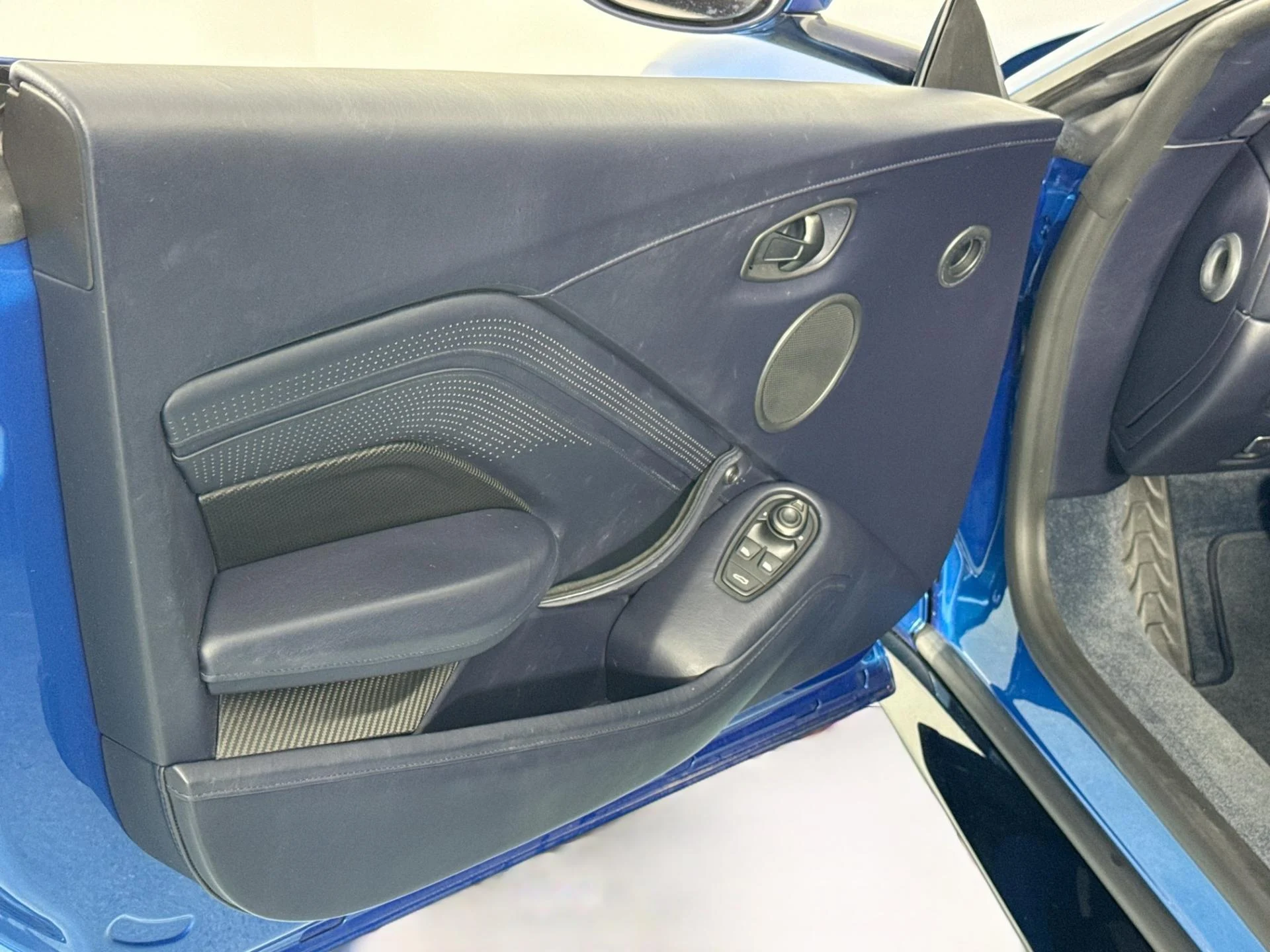 mph018_1753820523_Used_2019_Aston_Martin_Vantage_1784071667_f3f9504ef3