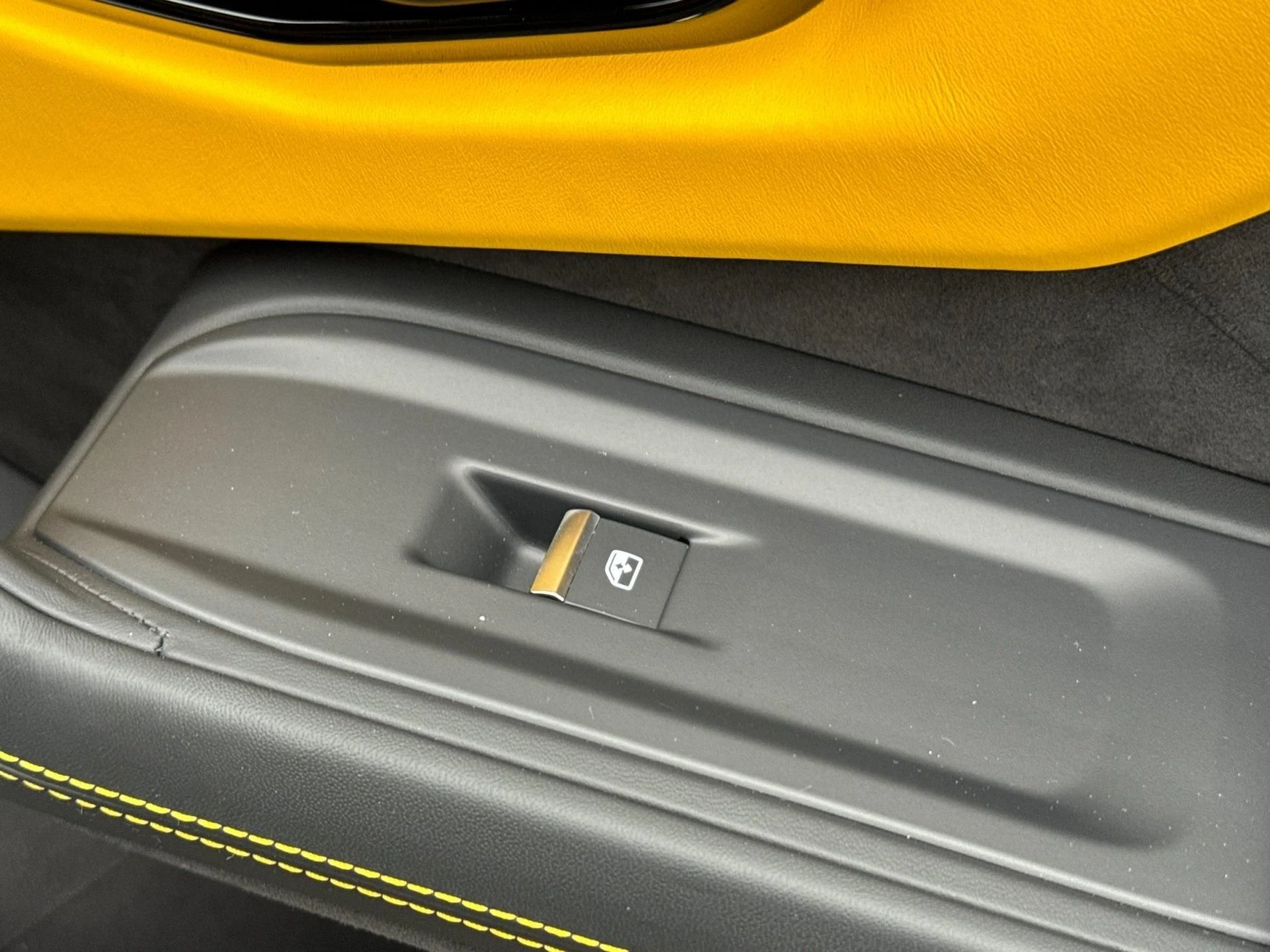 mph018_1754502392_New_2025_Lamborghini_Urus_SE_1770719344_efdae8f52f