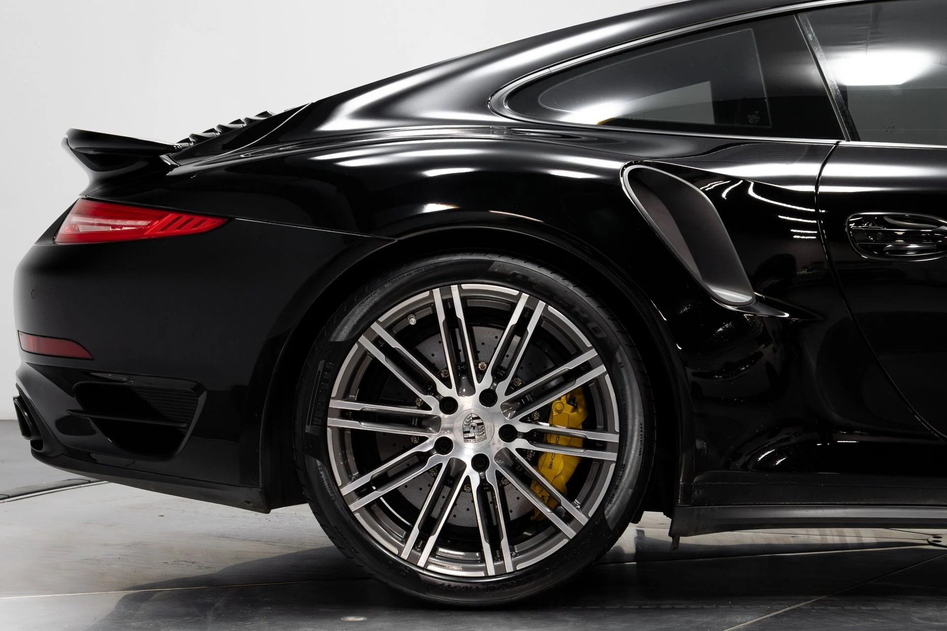 mph018_177482872_Used_2015_Porsche_911_Turbo_S_1761834686_07bba67cf5