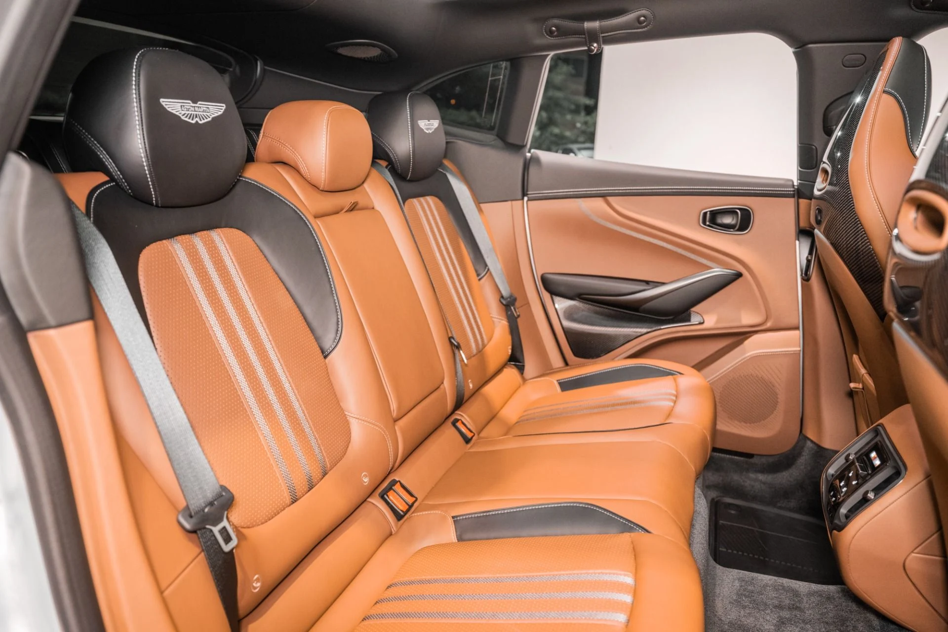 mph018_1783064428_New_2026_Aston_Martin_DBX_707_1780937763_ed52bb64a8