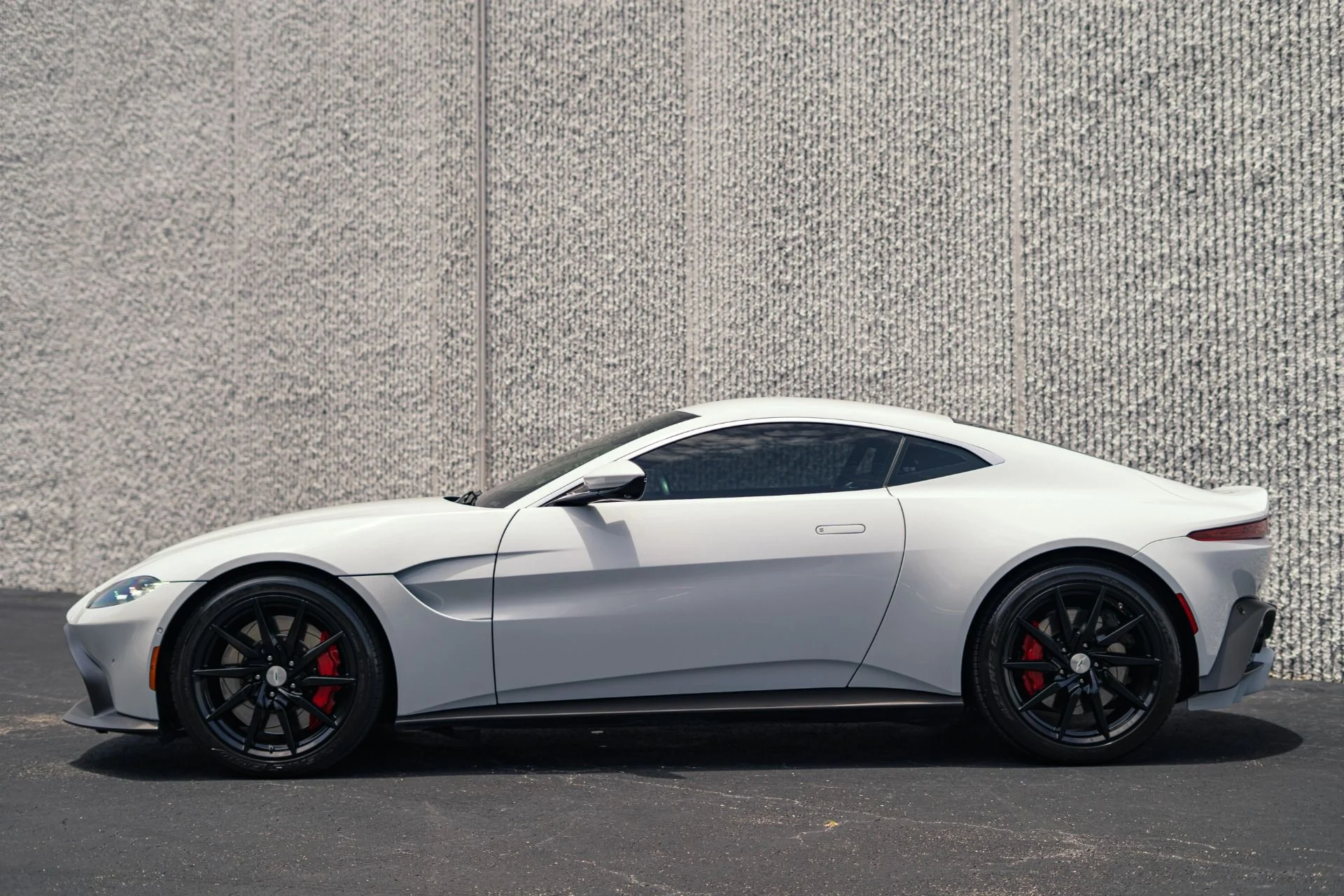 mph018_178425943_Used_2019_Aston_Martin_Vantage_1783985517_521855bc41