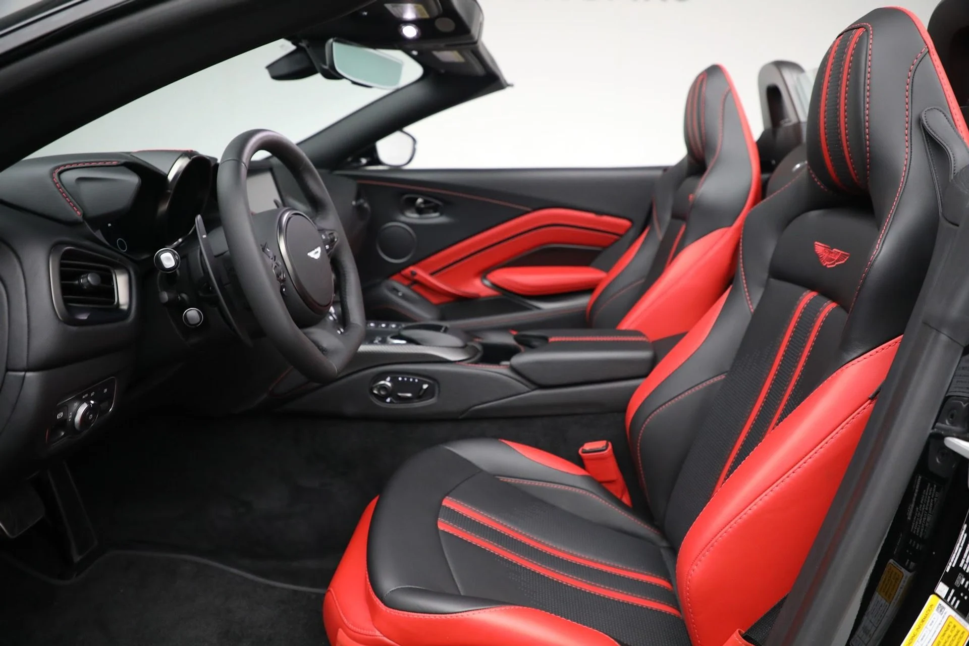 mph018_1803352816_Used_2021_Aston_Martin_Vantage_Roadster_ec7ea9f996