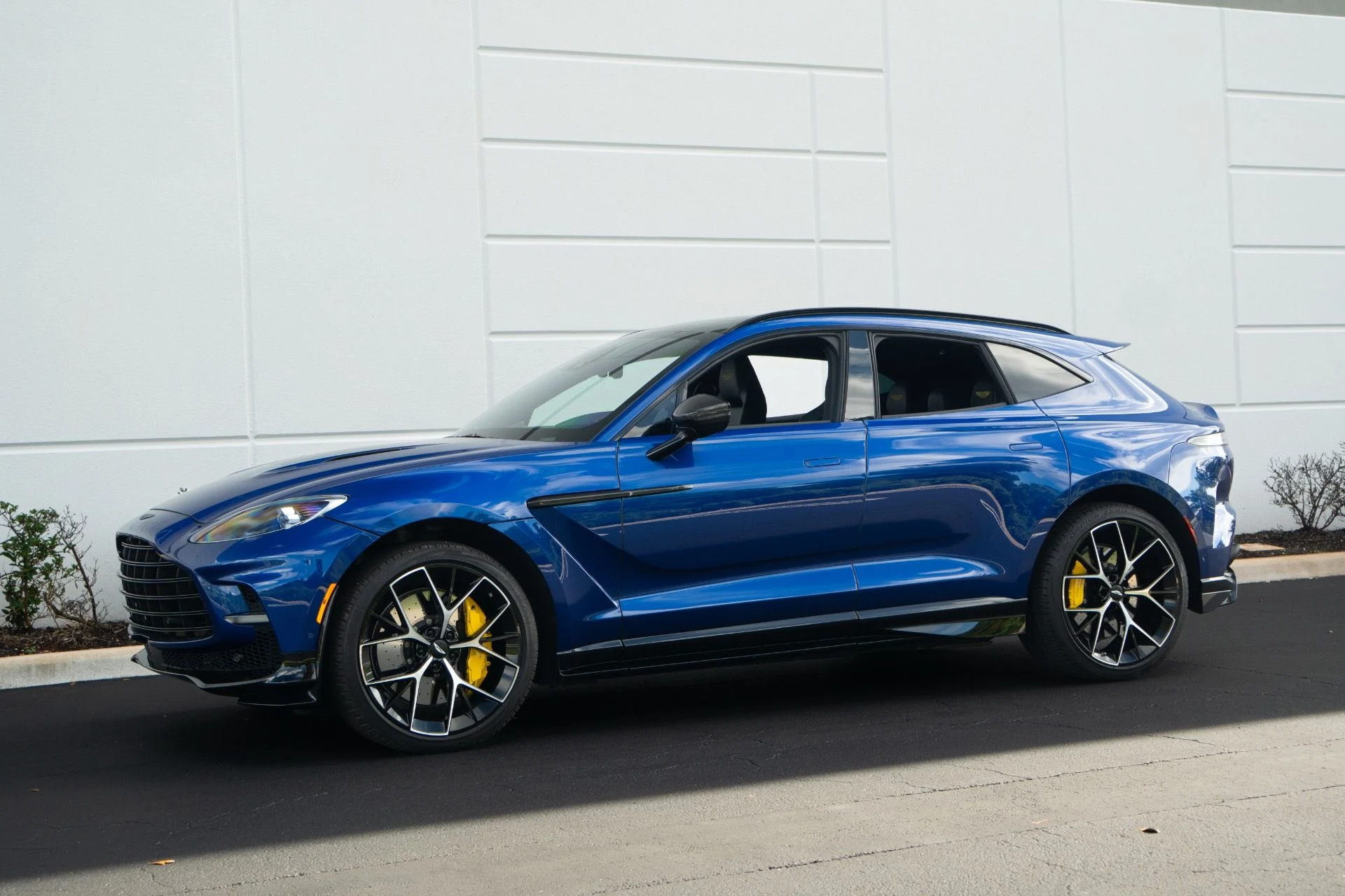 mph018_1806373458_Used_2025_Aston_Martin_DBX_707_1764700714_f91e202592