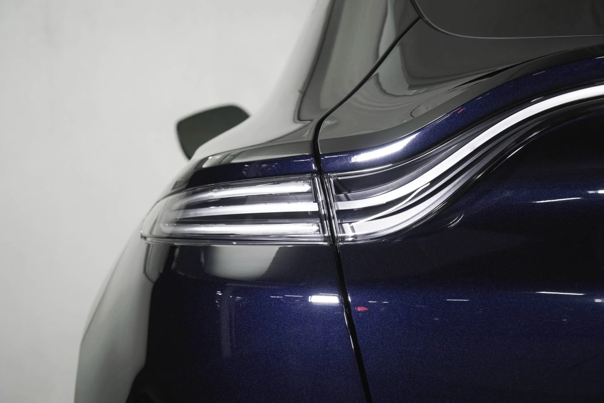 mph018_1811013499_New_2026_Aston_Martin_DBX_S_1791412081_7bbe18fd9a