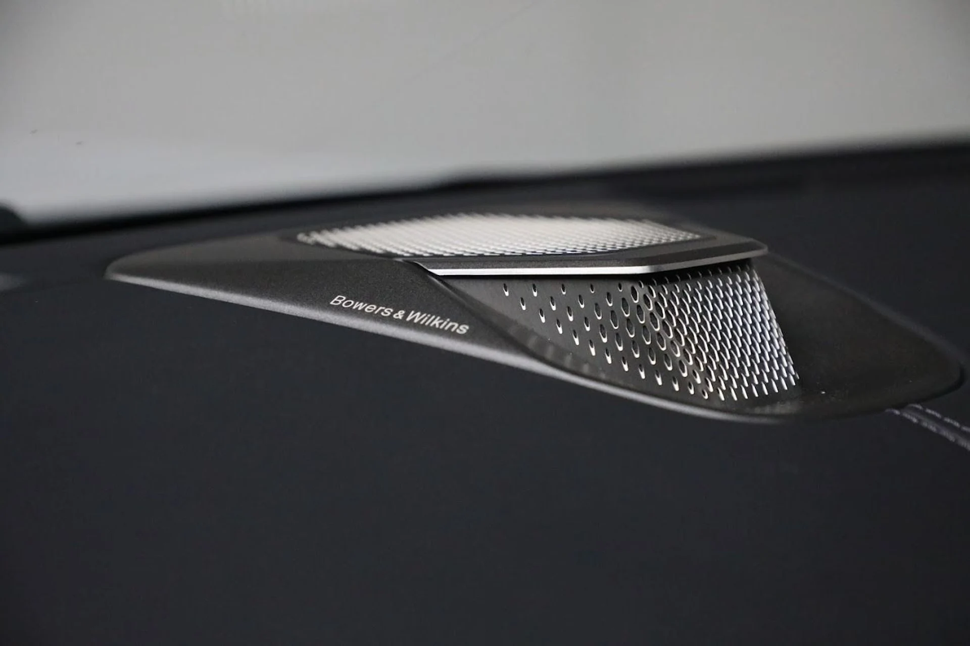 mph018_1849082366_New_2025_Aston_Martin_Vantage_4a645b8aeb