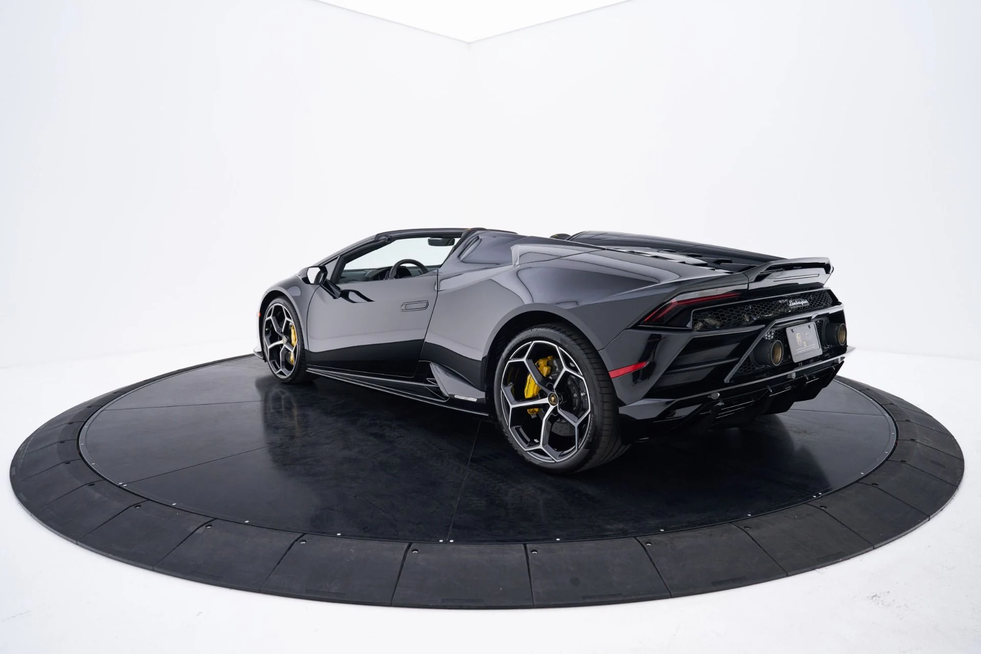 mph018_1857317396_Used_2024_Lamborghini_Huracan_1793135548_7f5a65484c