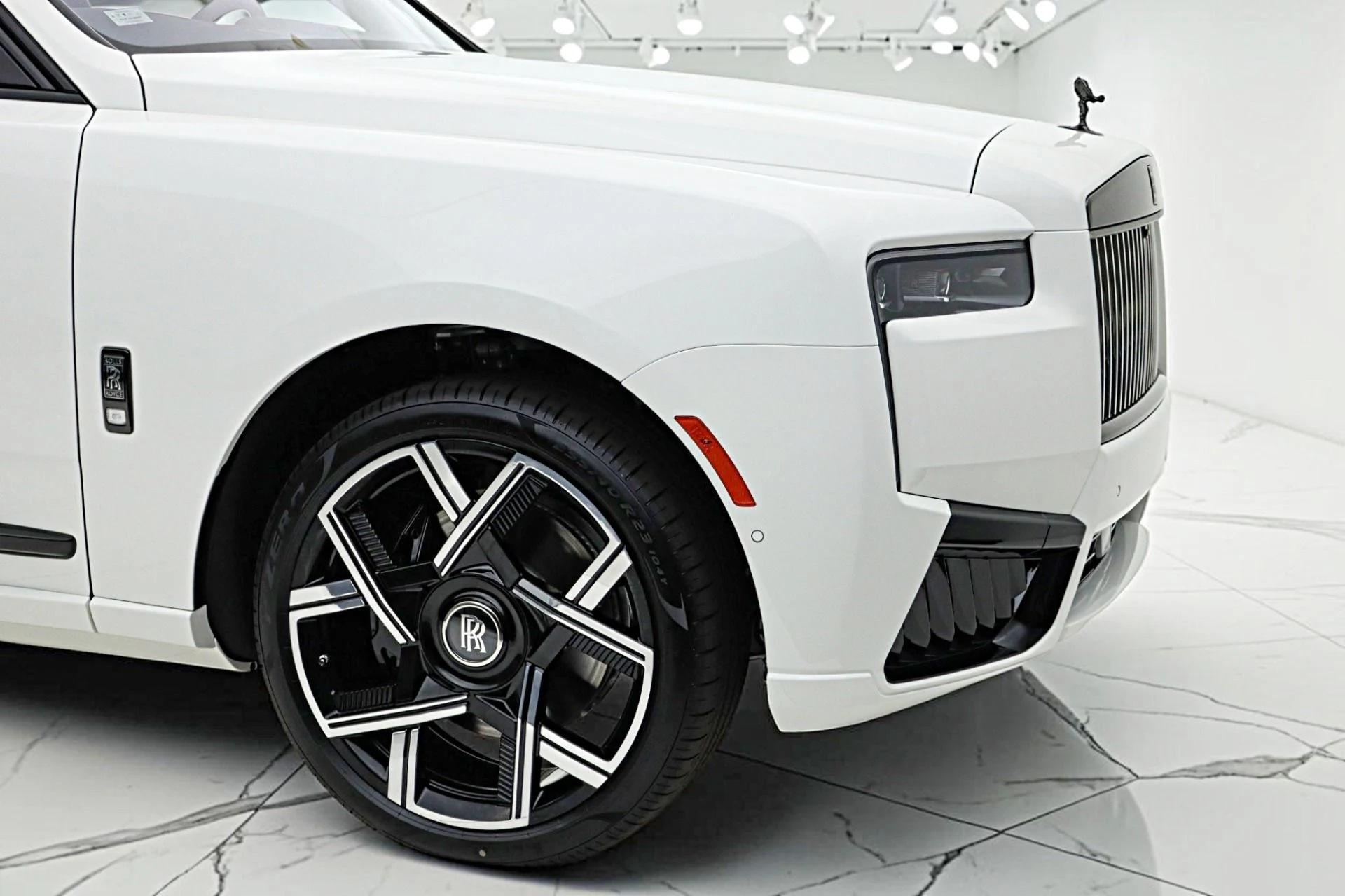 mph018_1868567072_New_2027_Rolls_Royce_Black_Badge_Cullinan_2434263da5
